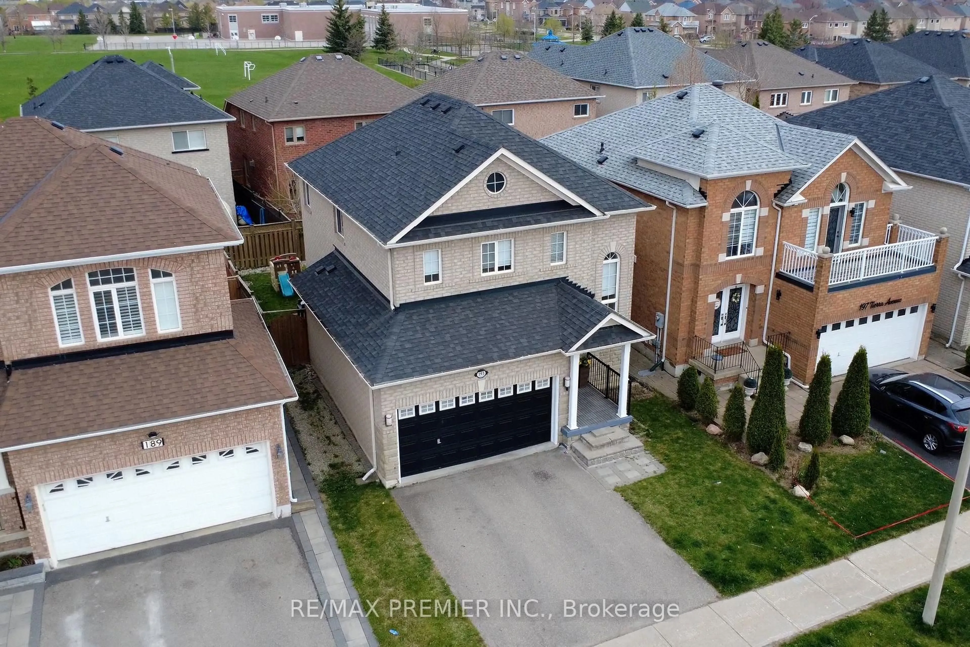 A pic from outside/outdoor area/front of a property/back of a property/a pic from drone, street for 193 Tierra Ave, Vaughan Ontario L6A 3H5