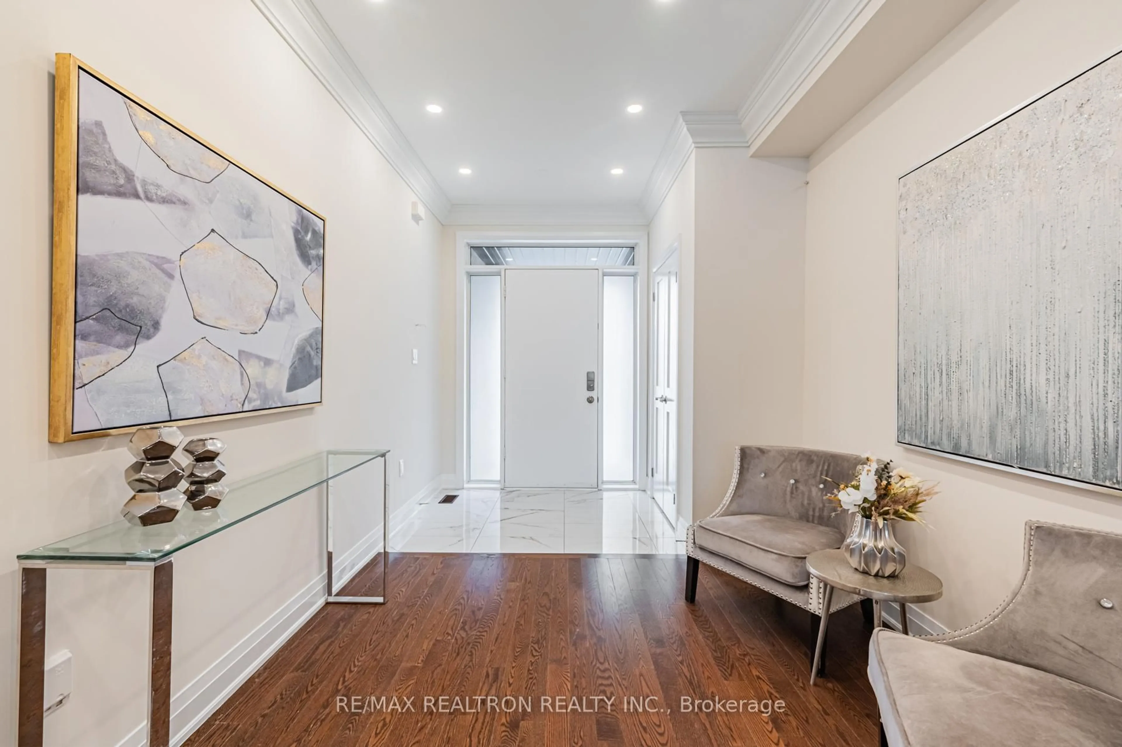 Indoor entryway for 10 Causland Lane, Richmond Hill Ontario L4S 0G5