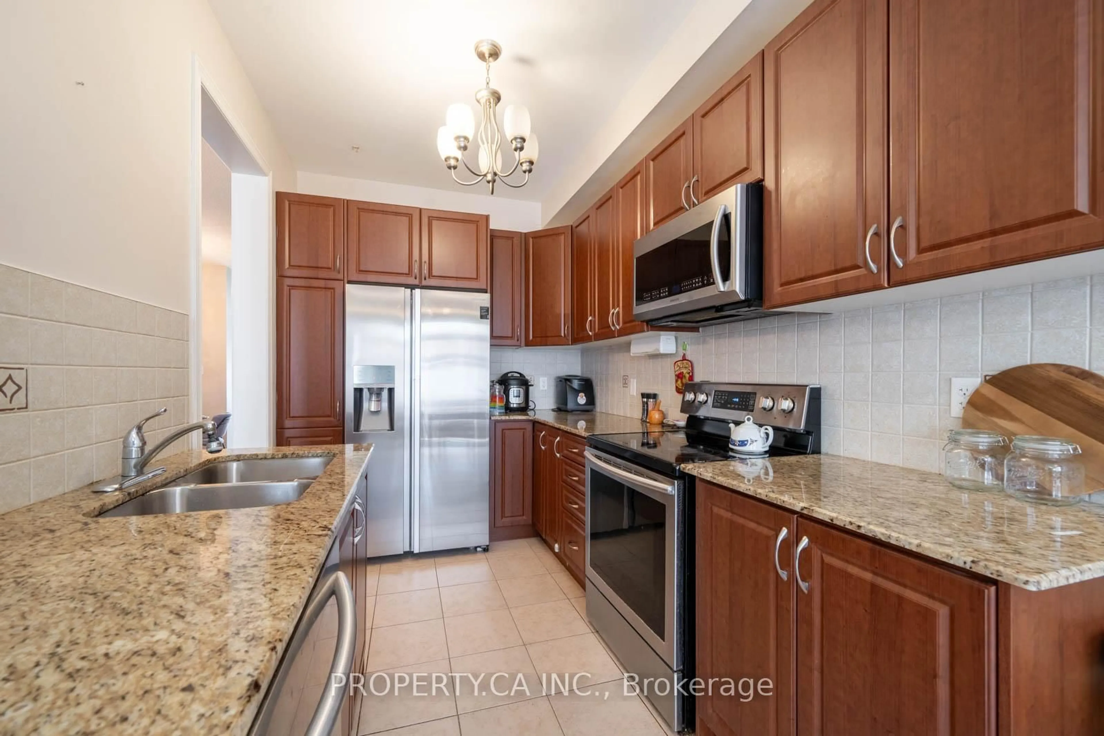 Standard kitchen, ceramic/tile floor for 90 Collin Crt, Richmond Hill Ontario L4E 0X8