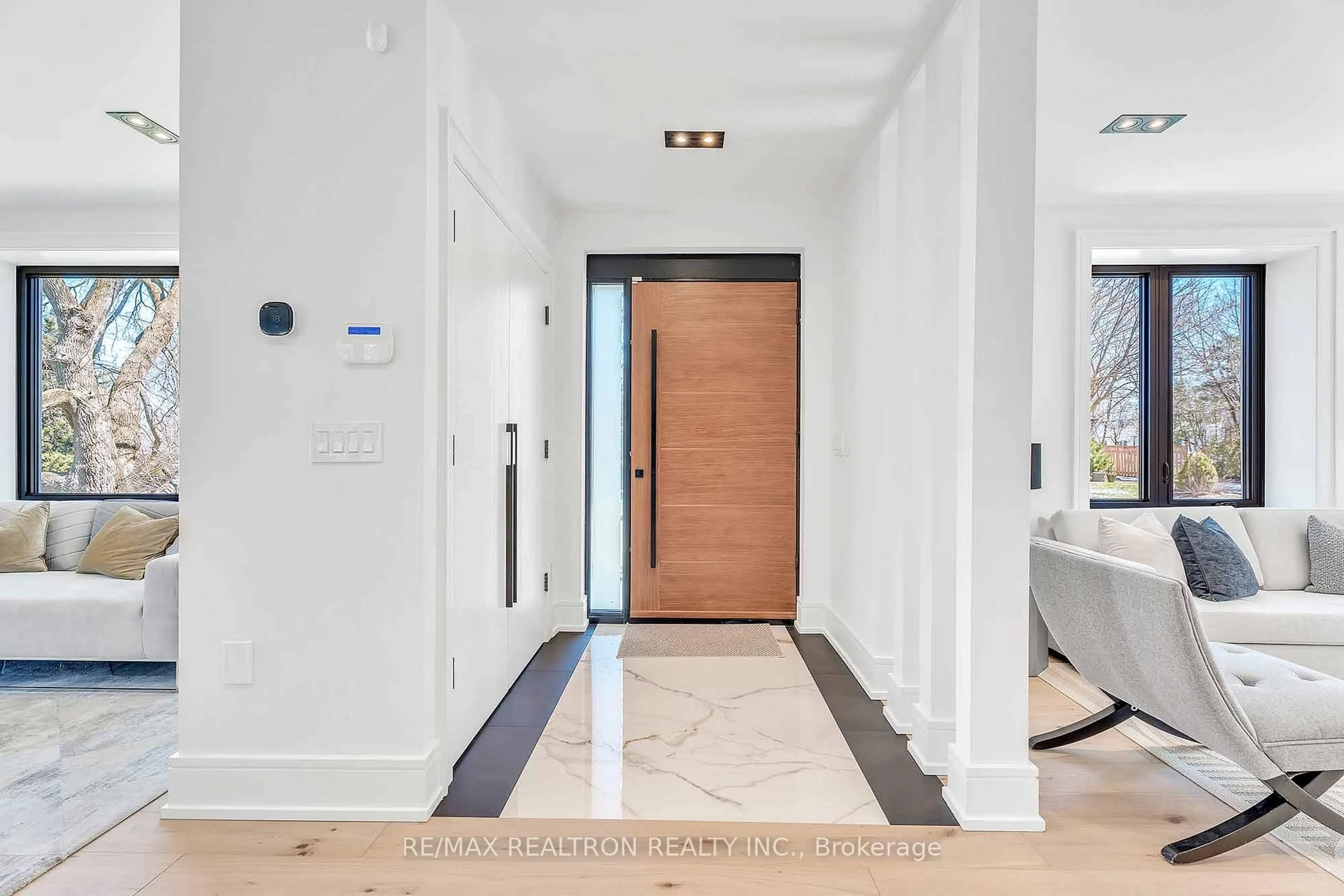 Indoor entryway for 93 Highland Park Blvd, Markham Ontario L3T 1B6
