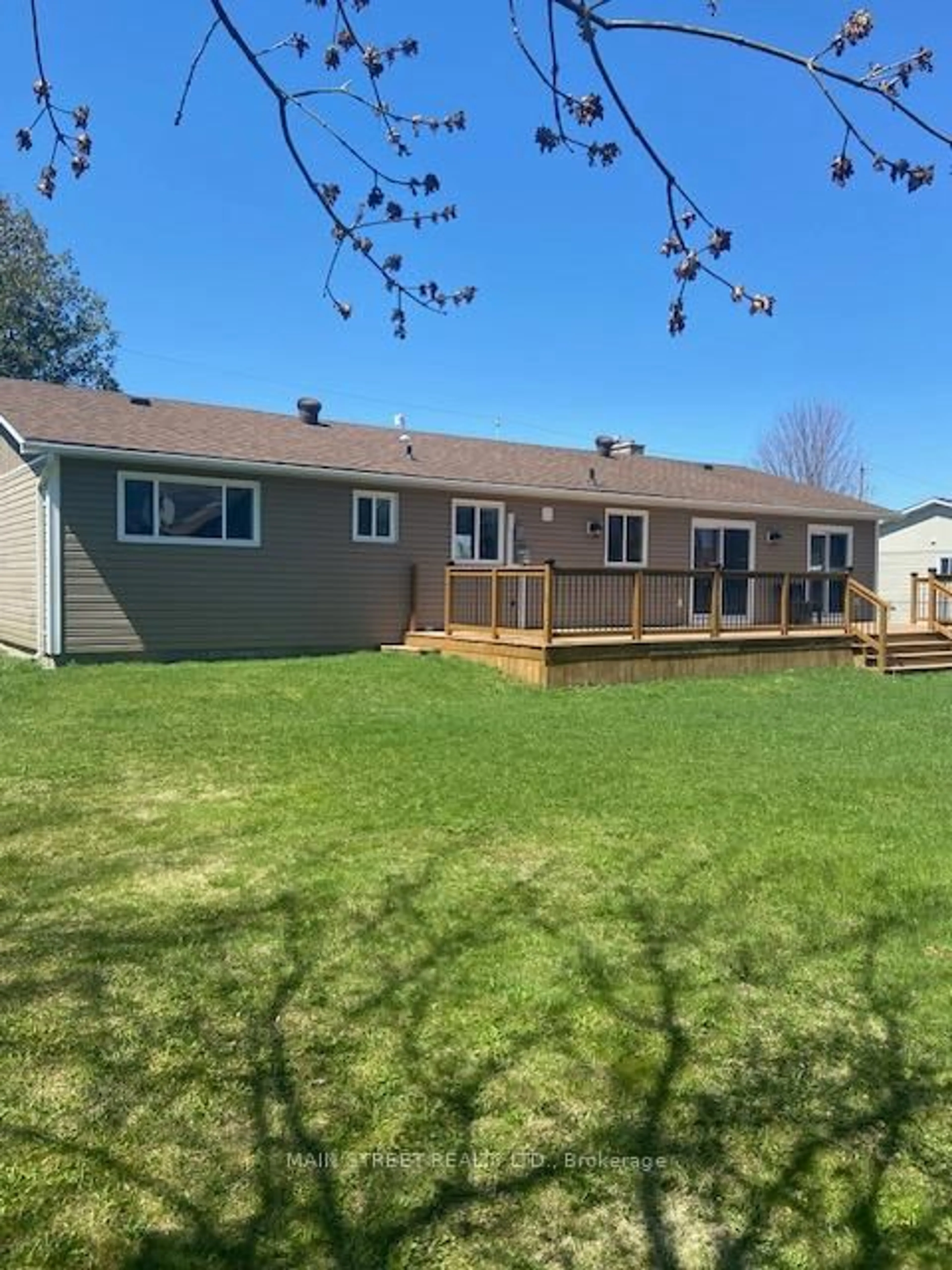 Home with vinyl exterior material, unknown for 19 Bruce Ave, Georgina Ontario L4P 1K4
