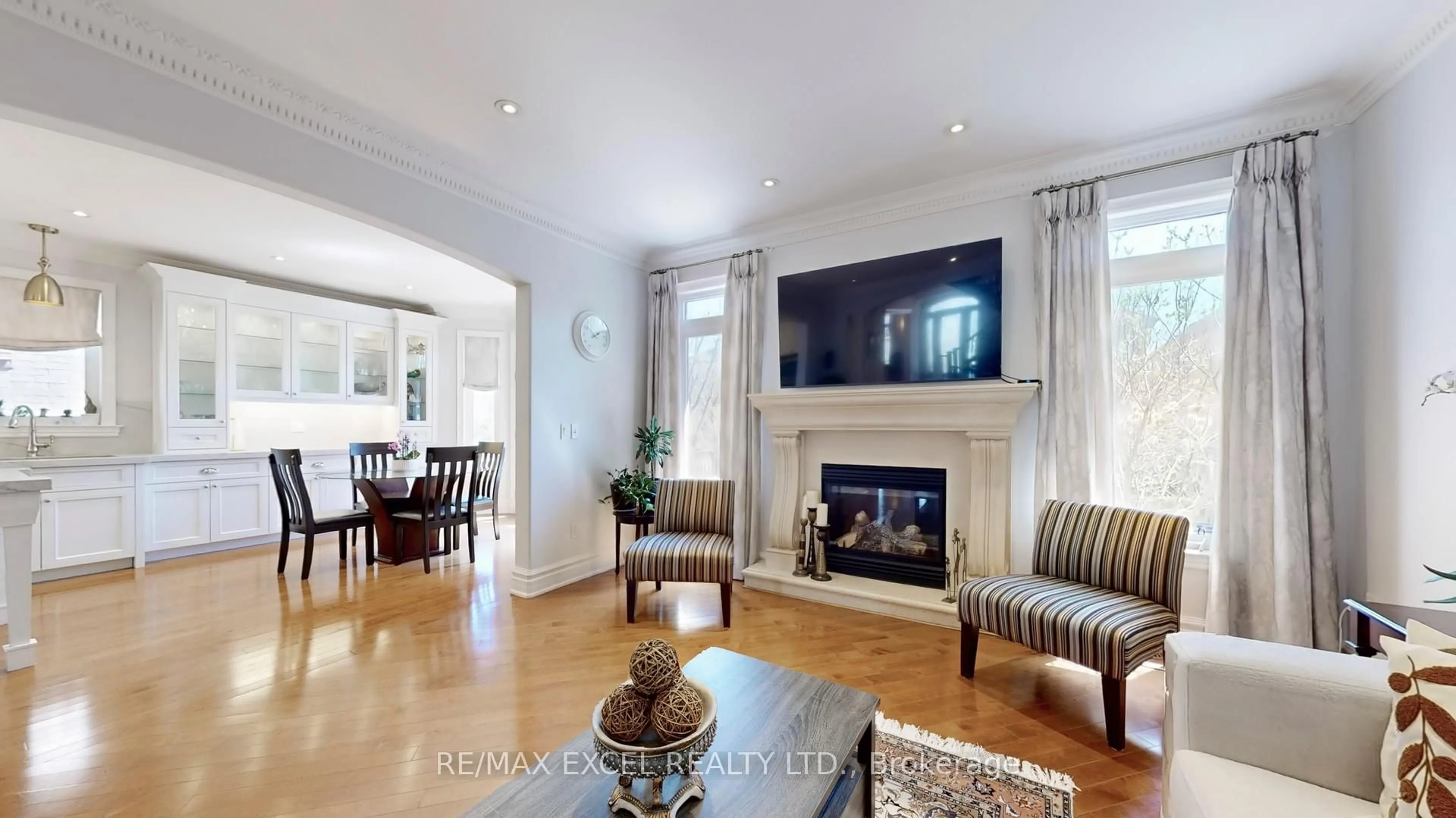 Living room with furniture, unknown for 65 Pathlane Rd, Richmond Hill Ontario L4B 4A5