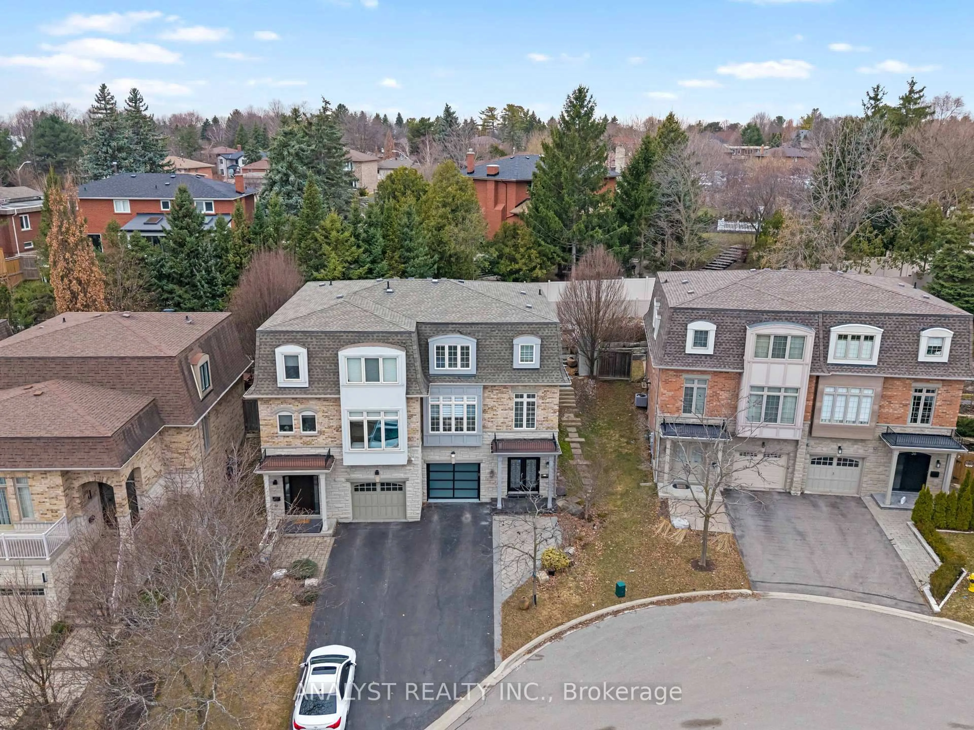 A pic from outside/outdoor area/front of a property/back of a property/a pic from drone, street for 32 Autumn Ridge Crt, Vaughan Ontario L4L 0B1