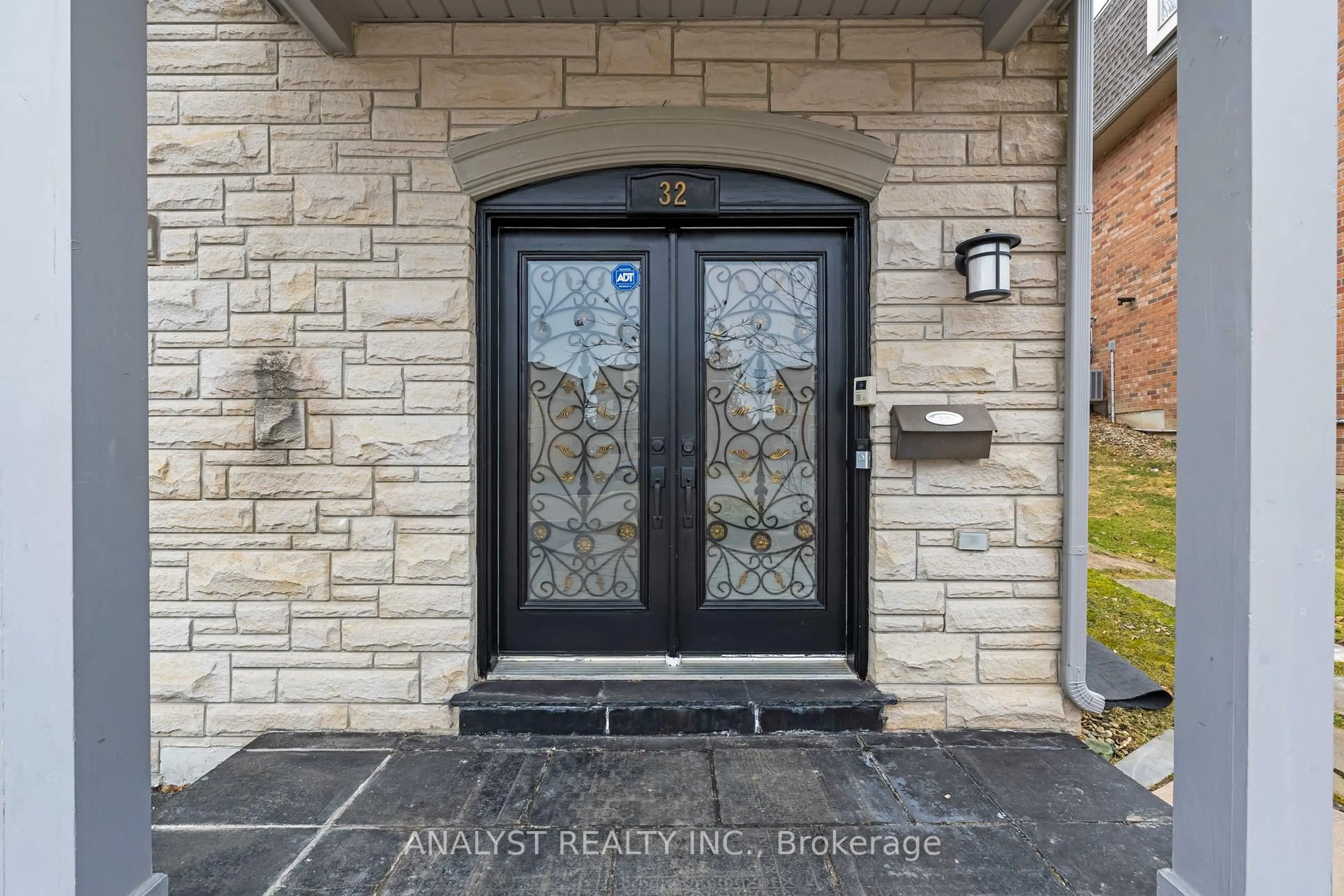 Indoor entryway for 32 Autumn Ridge Crt, Vaughan Ontario L4L 0B1