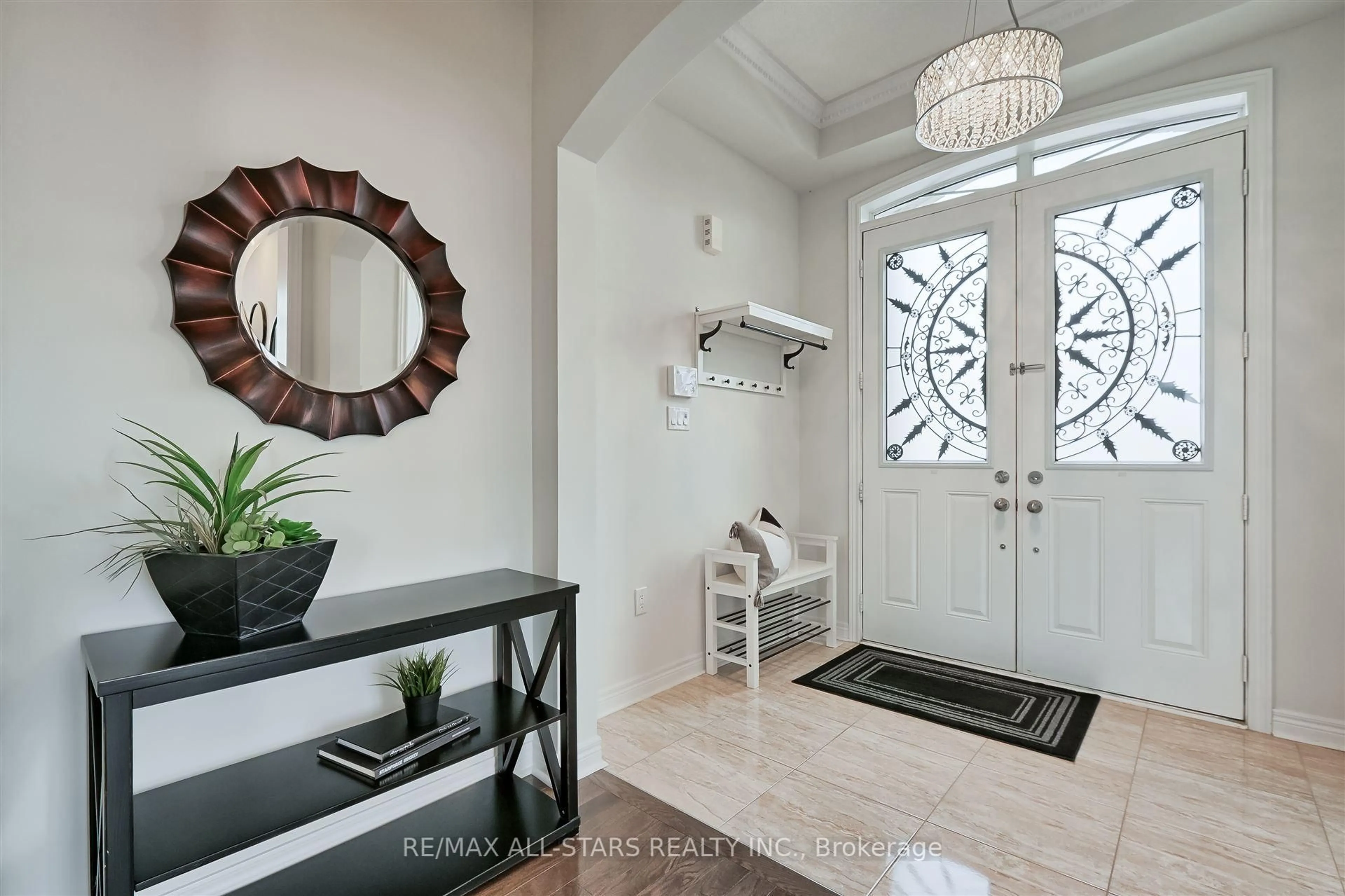 Indoor entryway for 255 Baker Hill Blvd, Whitchurch-Stouffville Ontario L4A 4P8