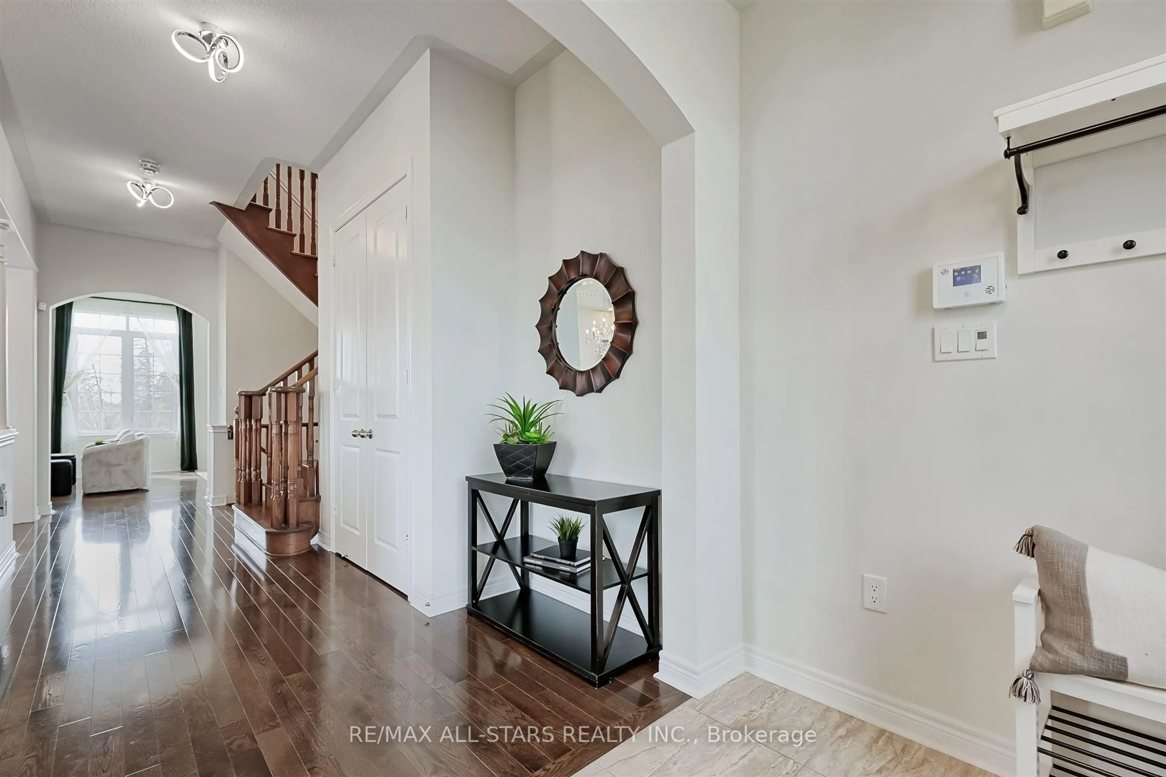 Indoor entryway for 255 Baker Hill Blvd, Whitchurch-Stouffville Ontario L4A 4P8