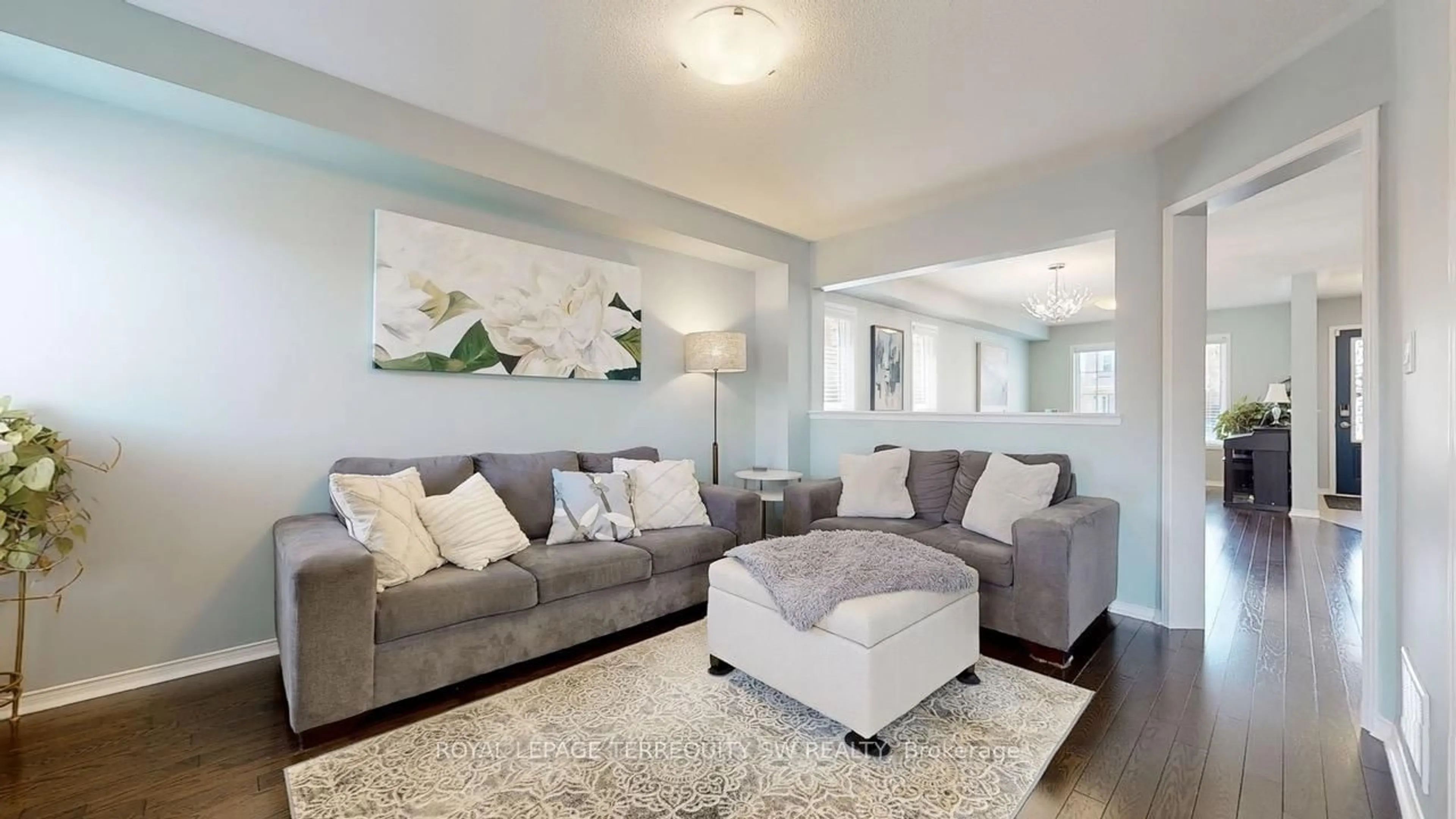 Living room with furniture, unknown for 343 Langford Blvd, Bradford West Gwillimbury Ontario L3Z 0P7