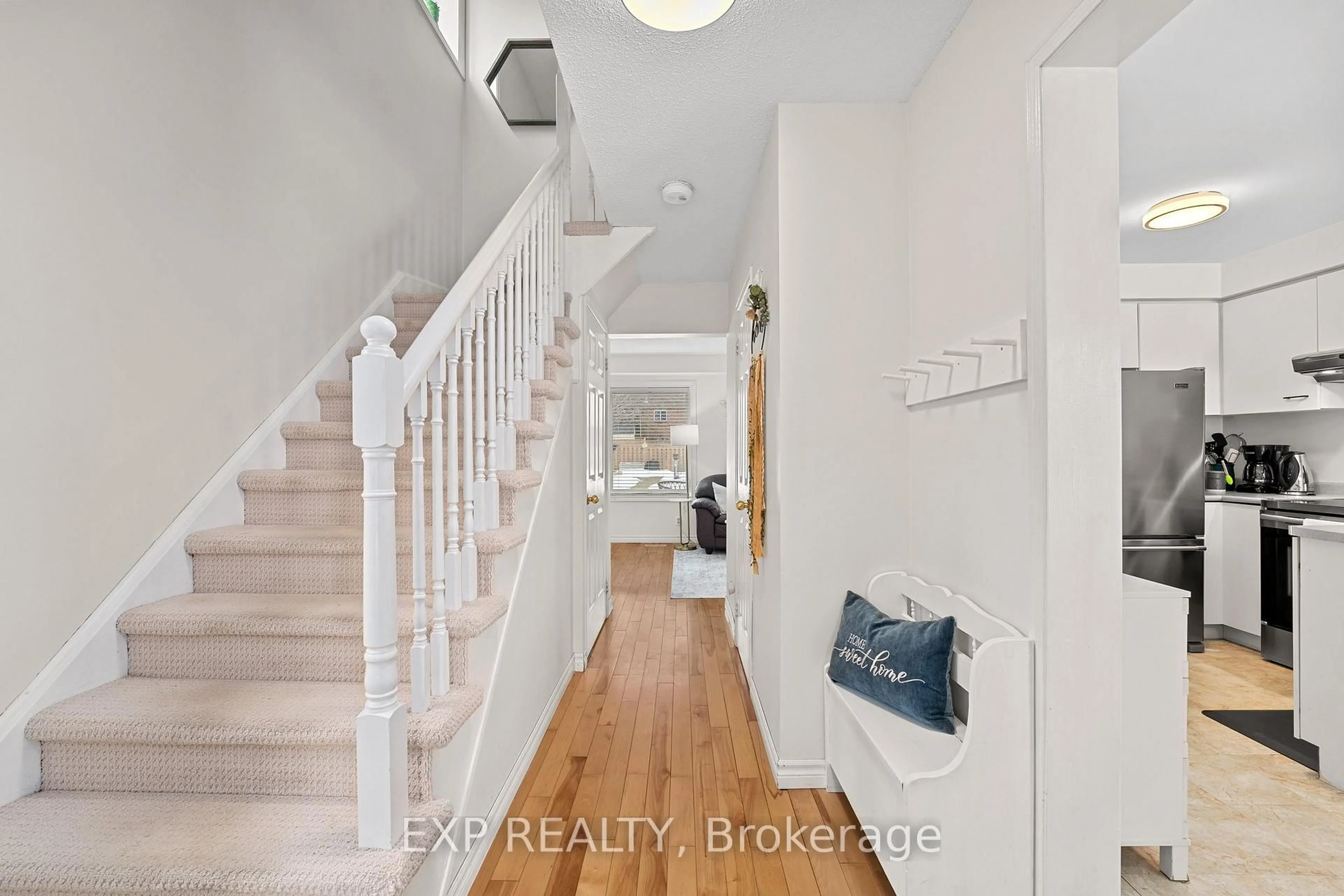 Indoor entryway for 26 Kyle Cres, Georgina Ontario L4P 3P5