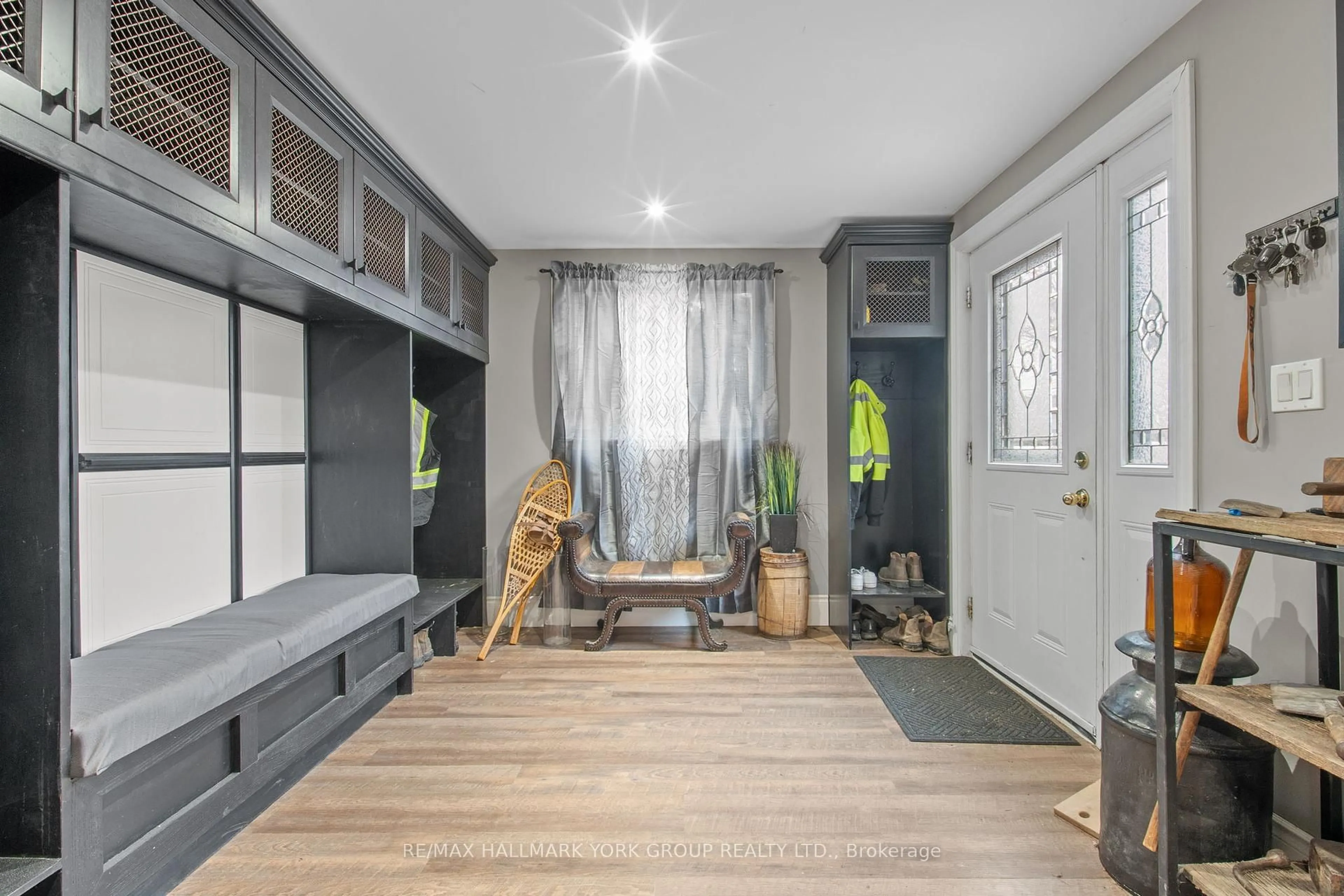 Indoor entryway for 24115 Thorah Park Blvd, Brock Ontario L0K 1A0