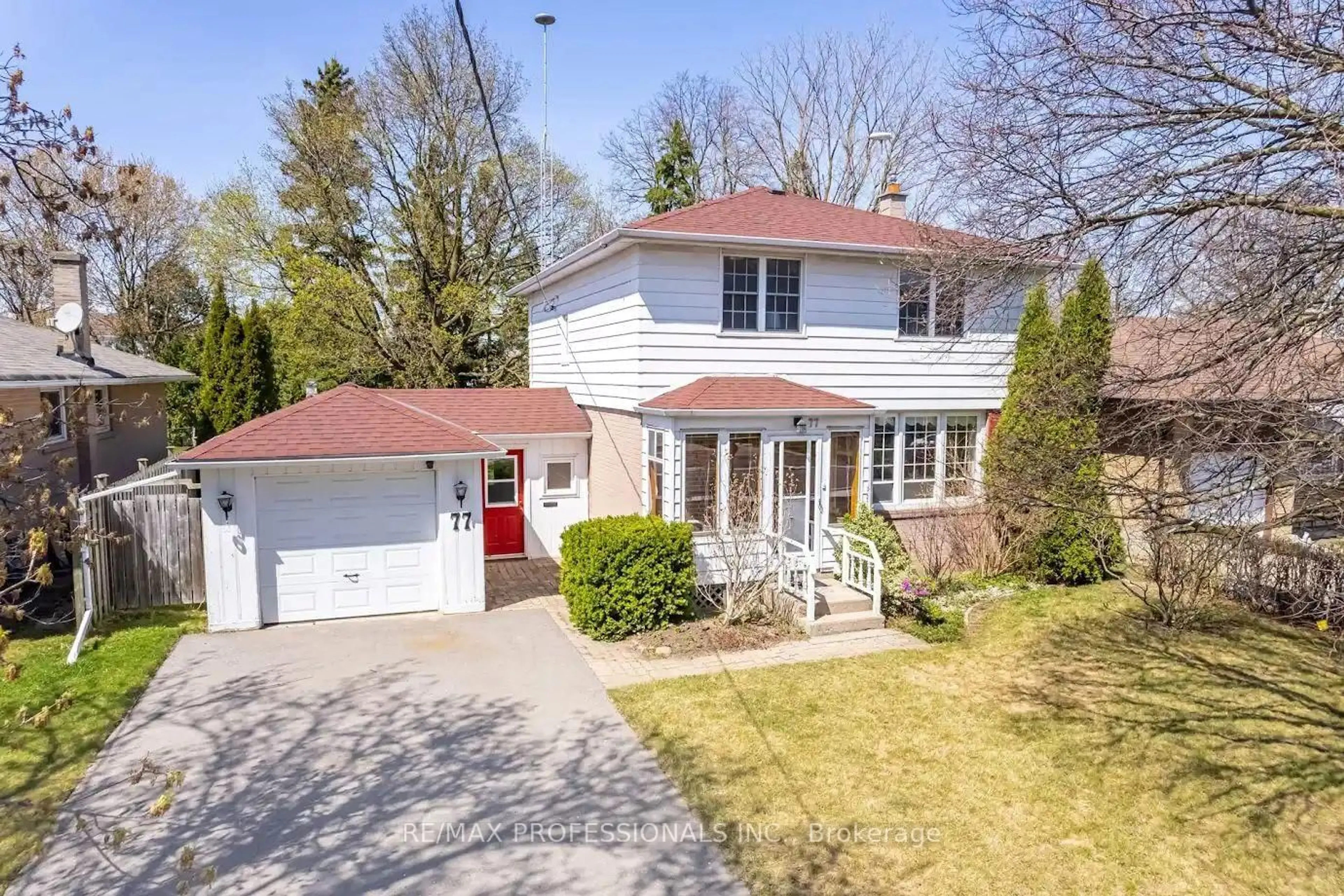 A pic from outside/outdoor area/front of a property/back of a property/a pic from drone, street for 77 Bedford Park Ave, Richmond Hill Ontario L4C 2N9