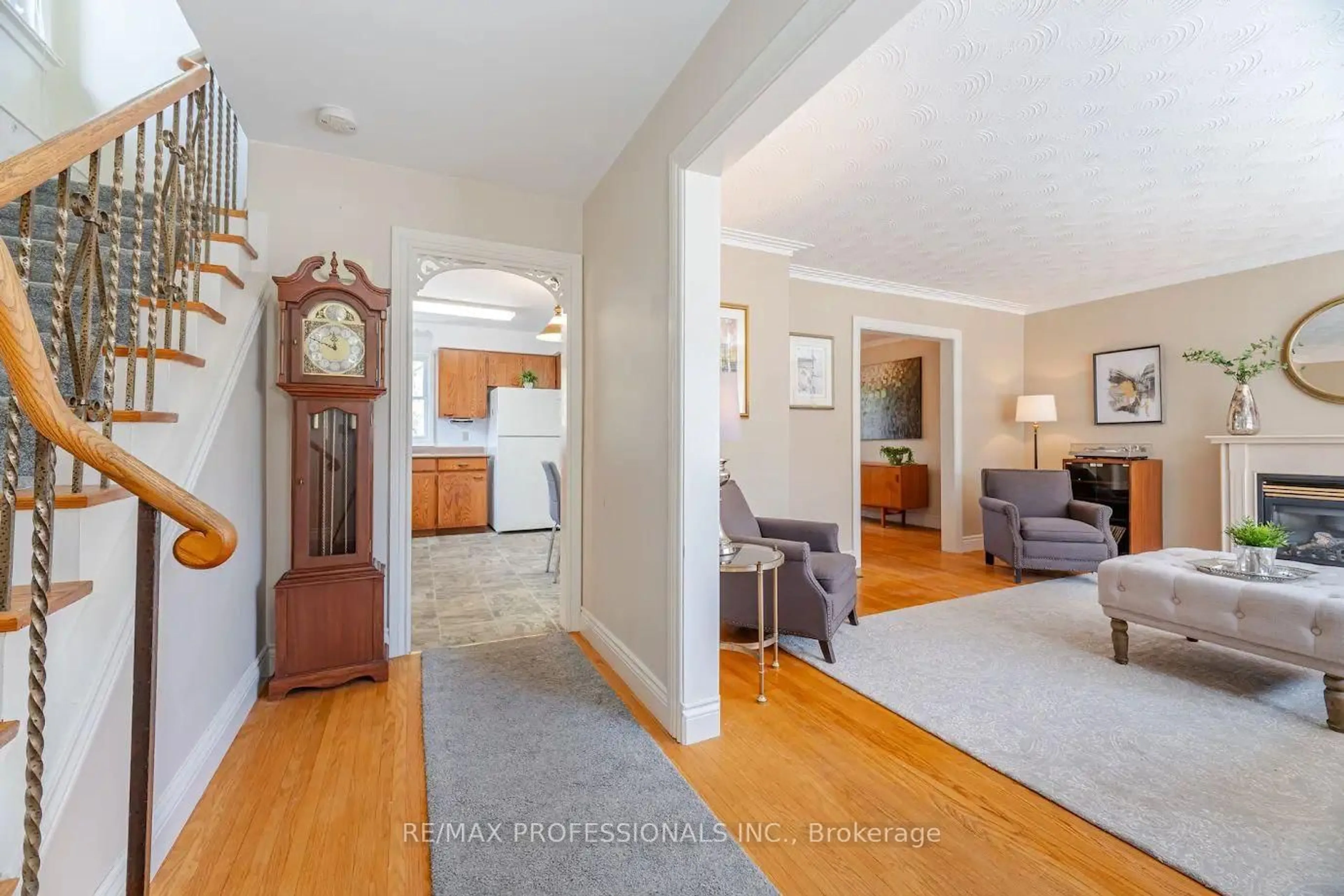 Indoor entryway for 77 Bedford Park Ave, Richmond Hill Ontario L4C 2N9