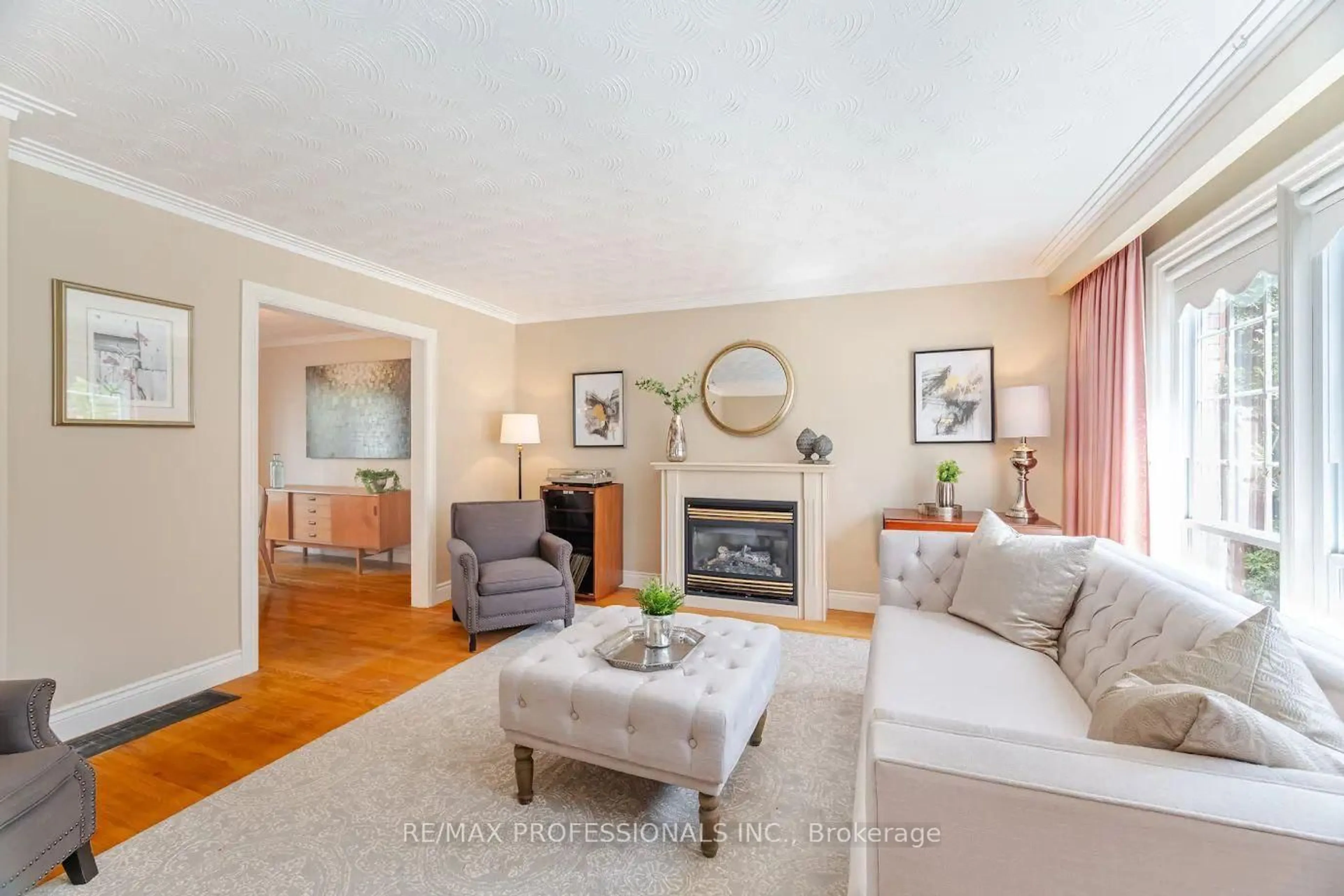 Living room with furniture, unknown for 77 Bedford Park Ave, Richmond Hill Ontario L4C 2N9