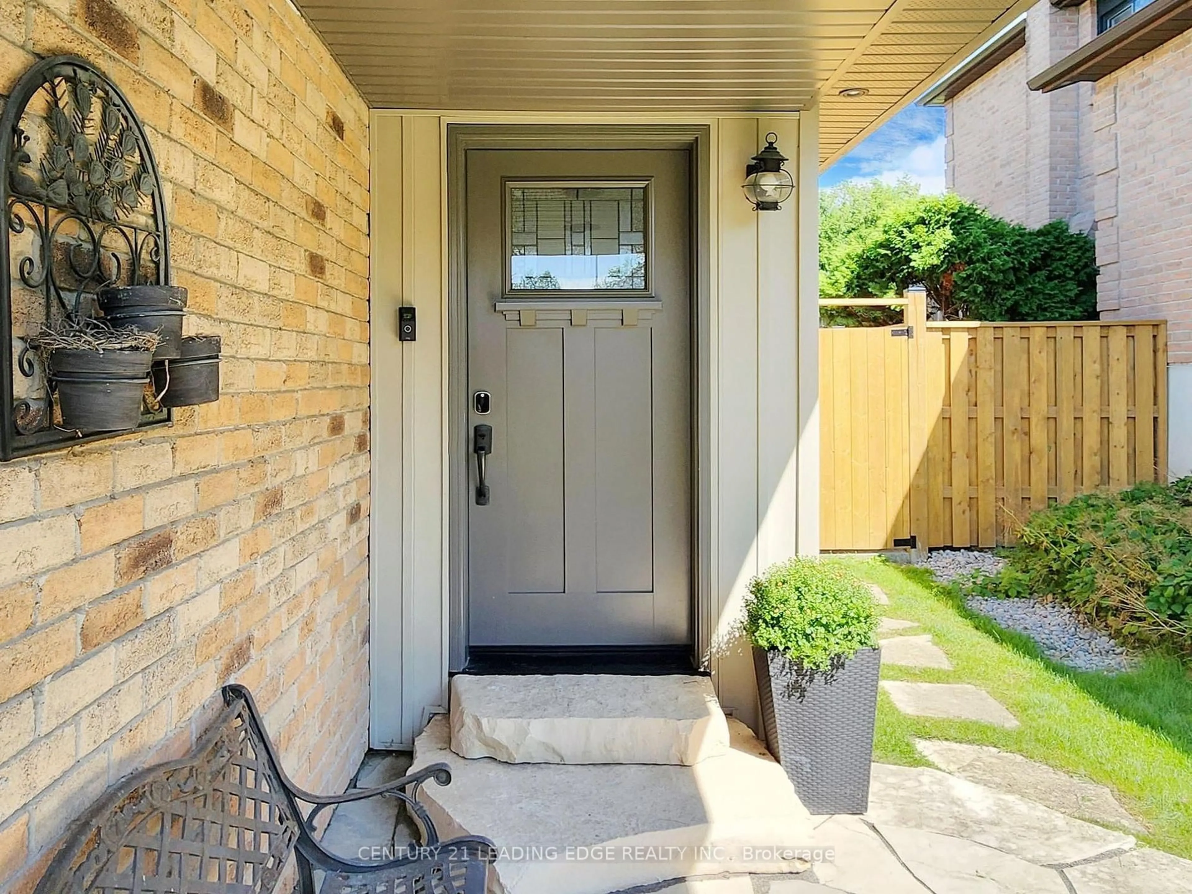 Indoor entryway for 115 Walton Dr, Aurora Ontario L4G 3K2