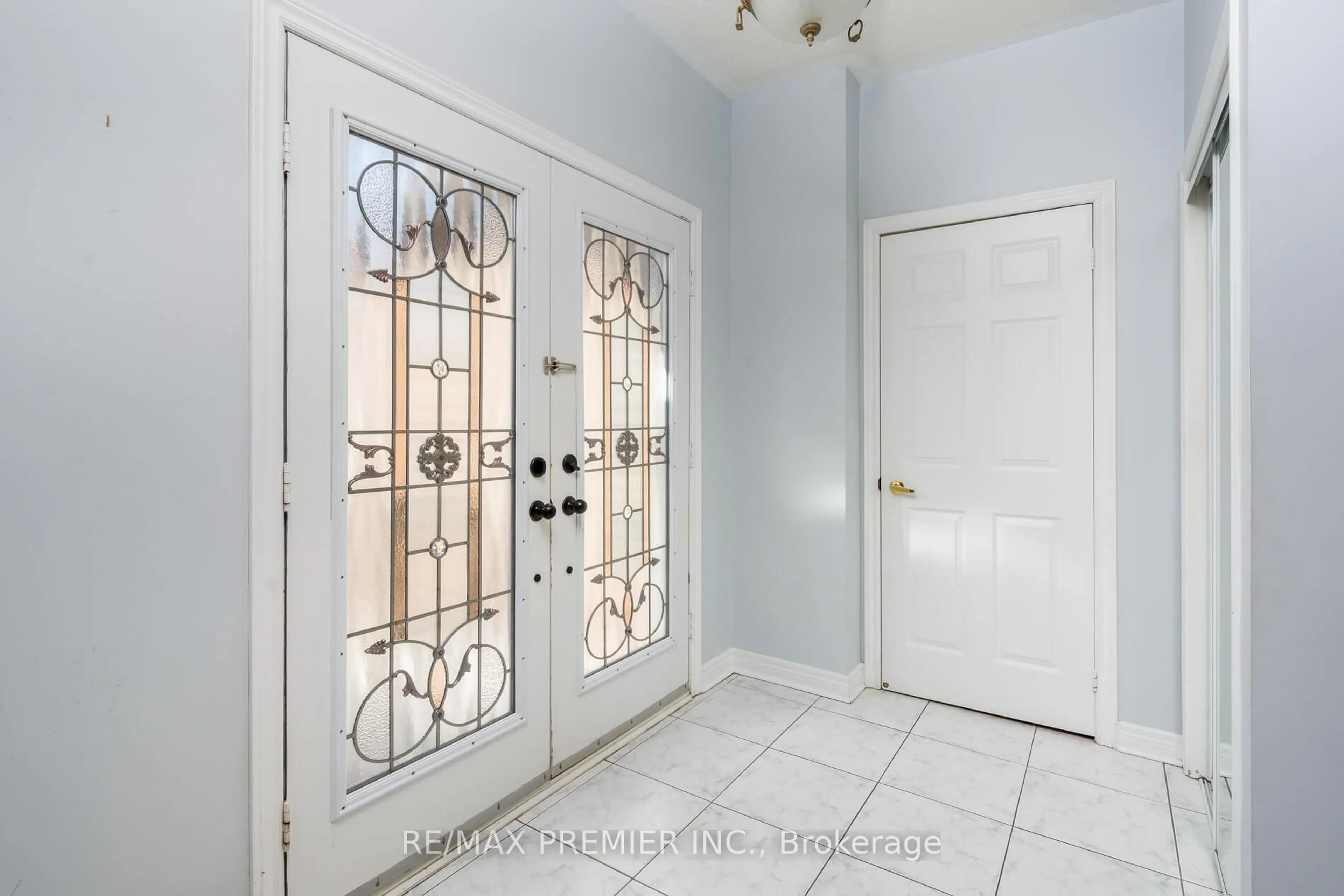 Indoor entryway for 2 Lois Dr, Vaughan Ontario L4H 1H9