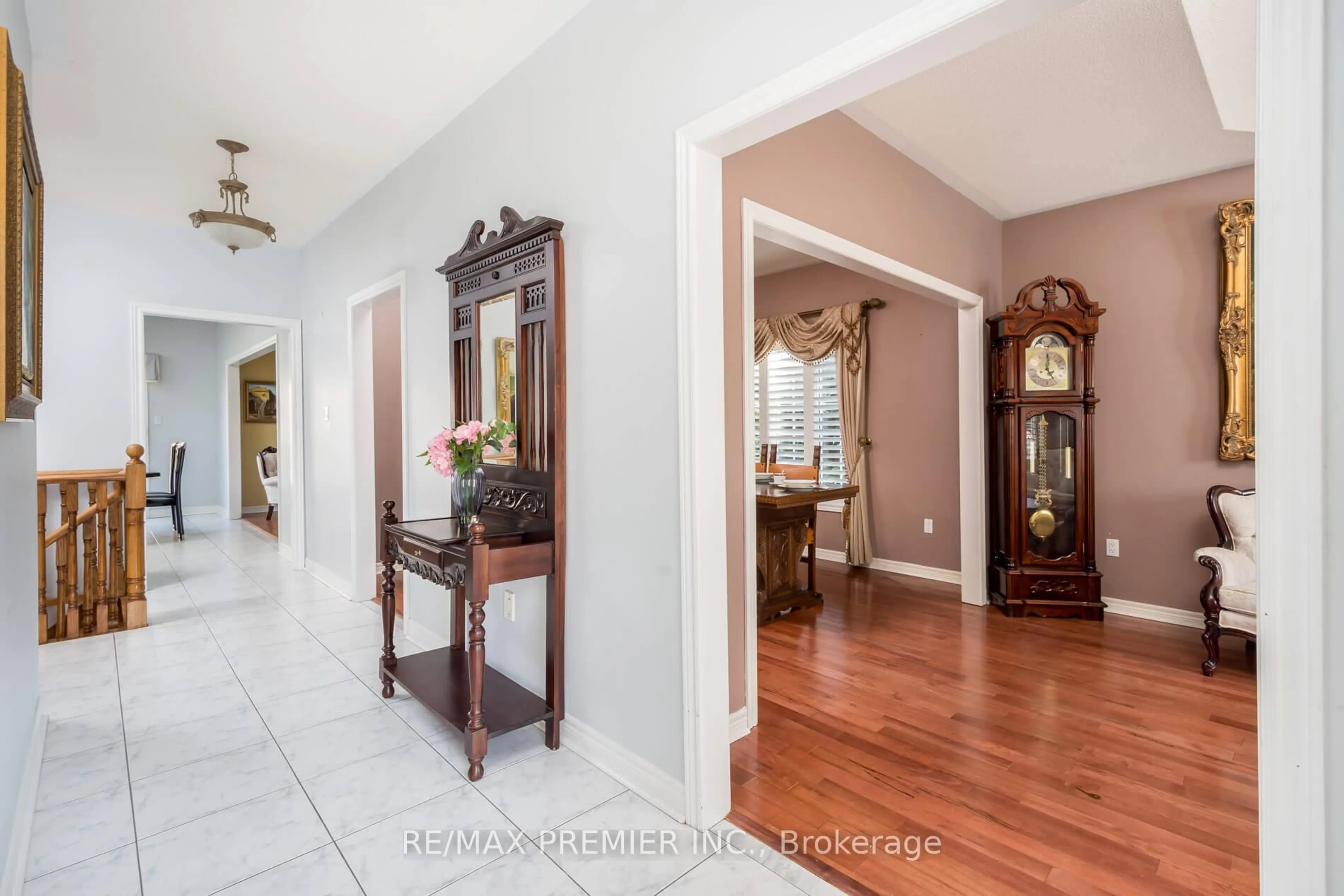 Indoor entryway for 2 Lois Dr, Vaughan Ontario L4H 1H9