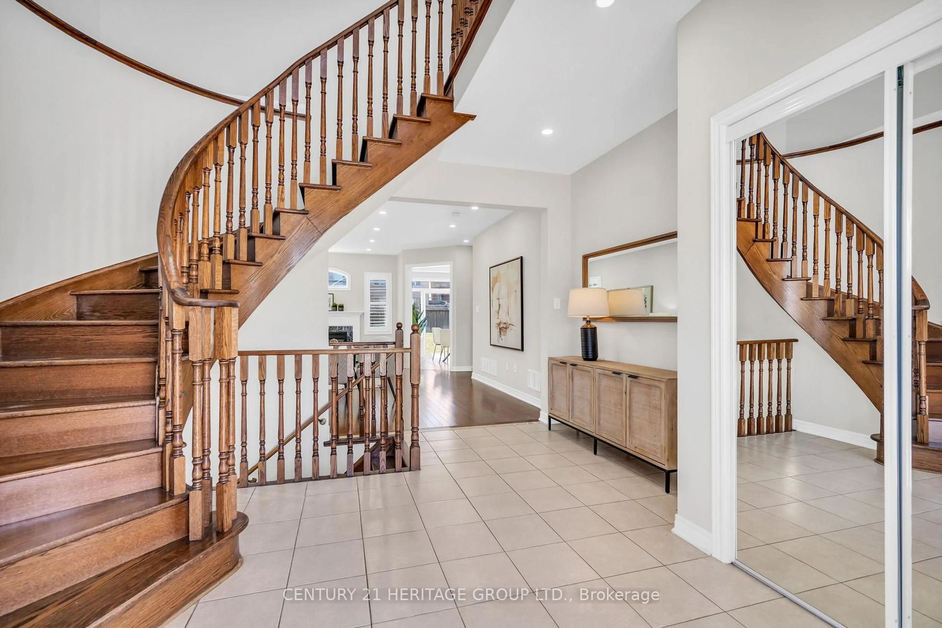 Indoor foyer for 406 Mavrinac Blvd, Aurora Ontario L4G 0J8