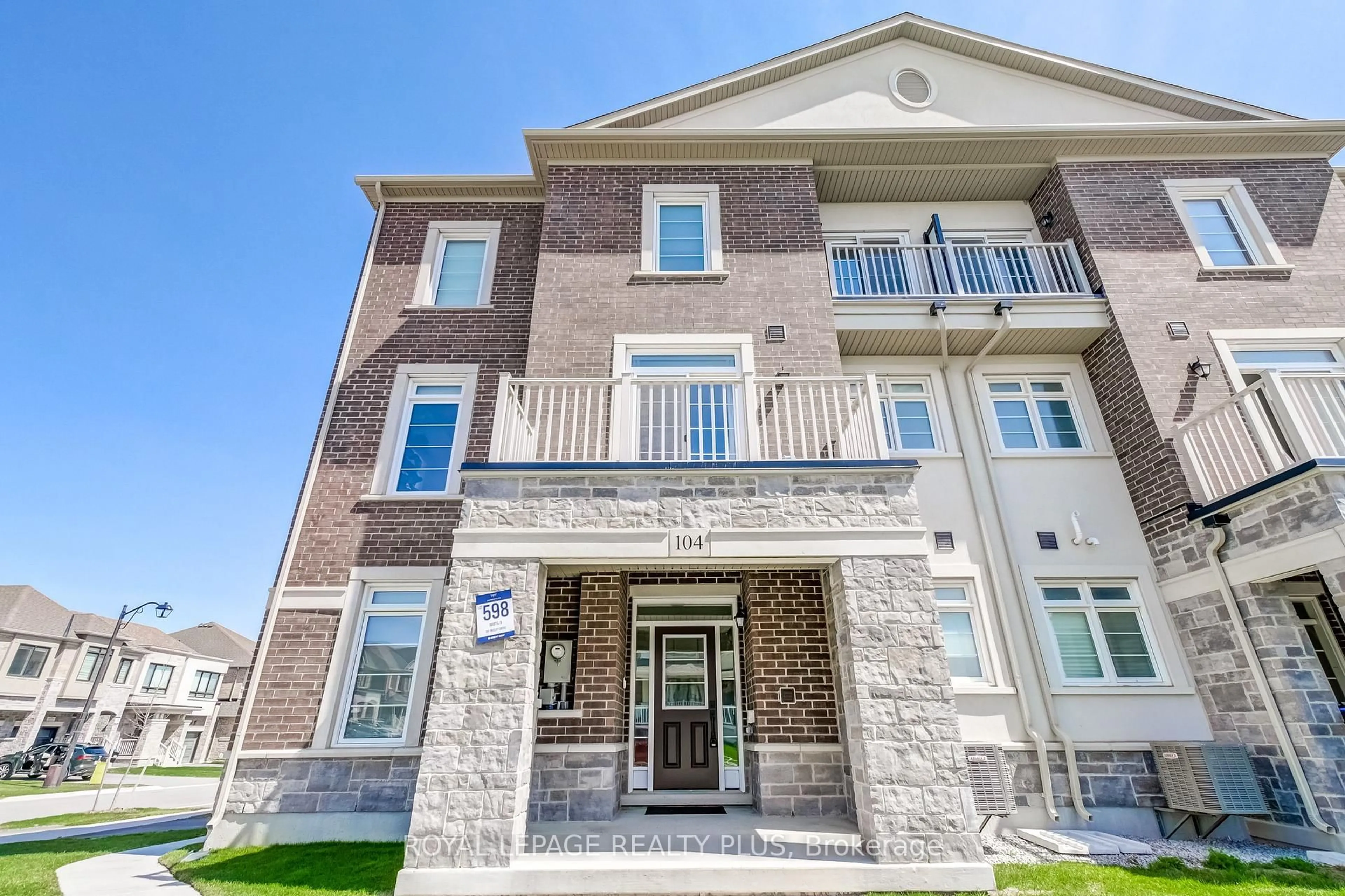 Home with brick exterior material, building for 104 Paisley Dr, Bradford West Gwillimbury Ontario L3Z 4P1