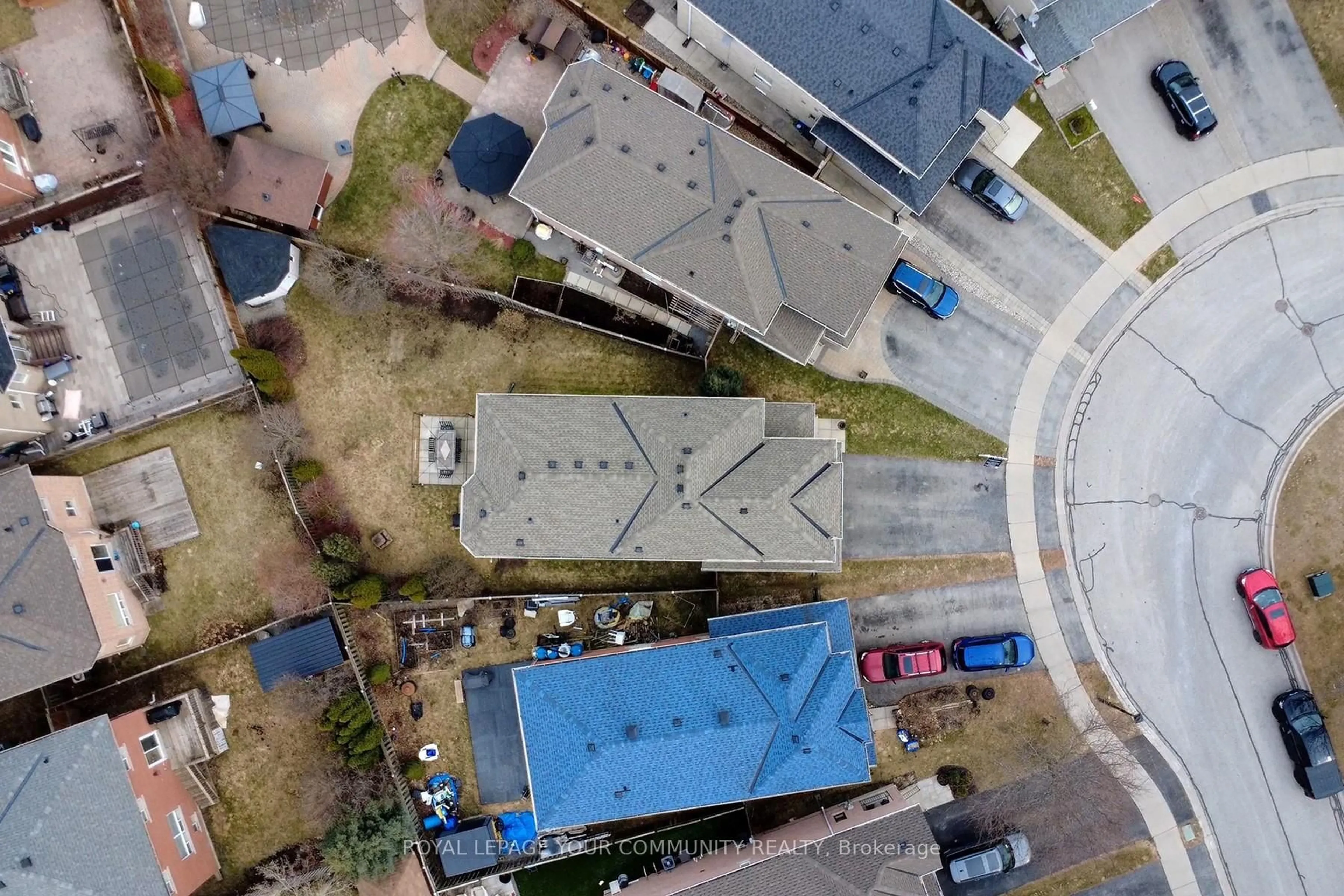 A pic from outside/outdoor area/front of a property/back of a property/a pic from drone, street for 374 Mcbride Cres, Newmarket Ontario L3X 2W2