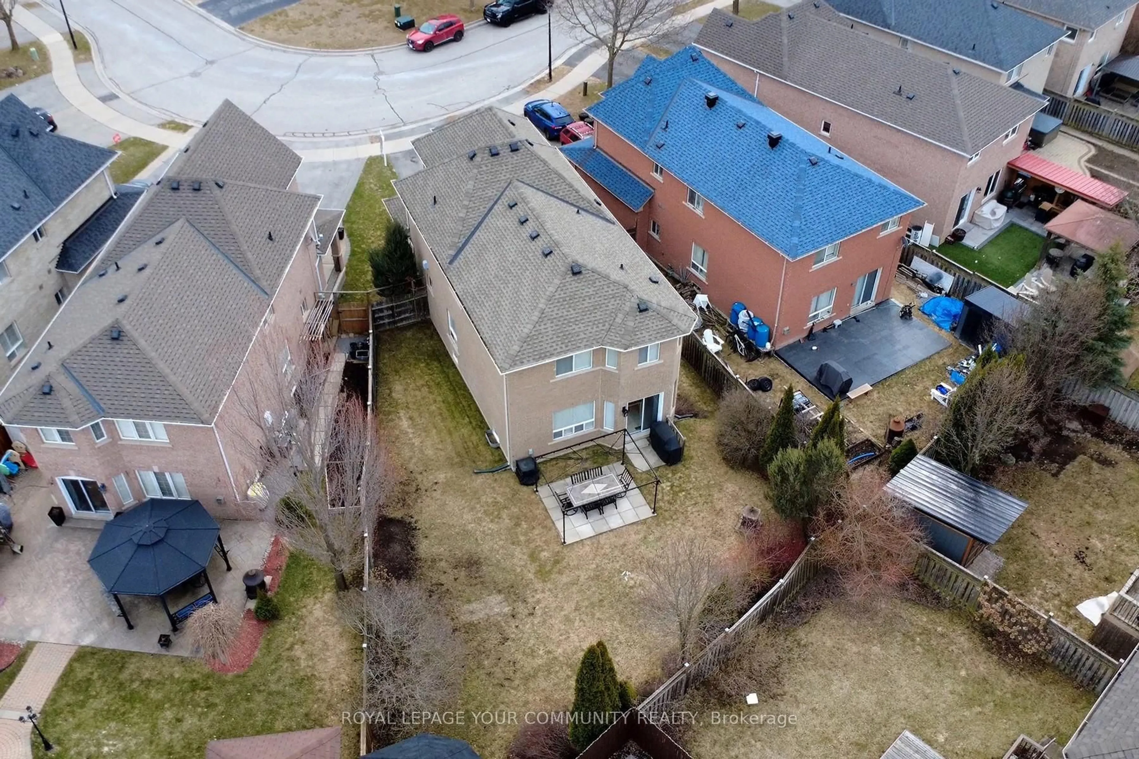 A pic from outside/outdoor area/front of a property/back of a property/a pic from drone, city buildings view from balcony for 374 Mcbride Cres, Newmarket Ontario L3X 2W2