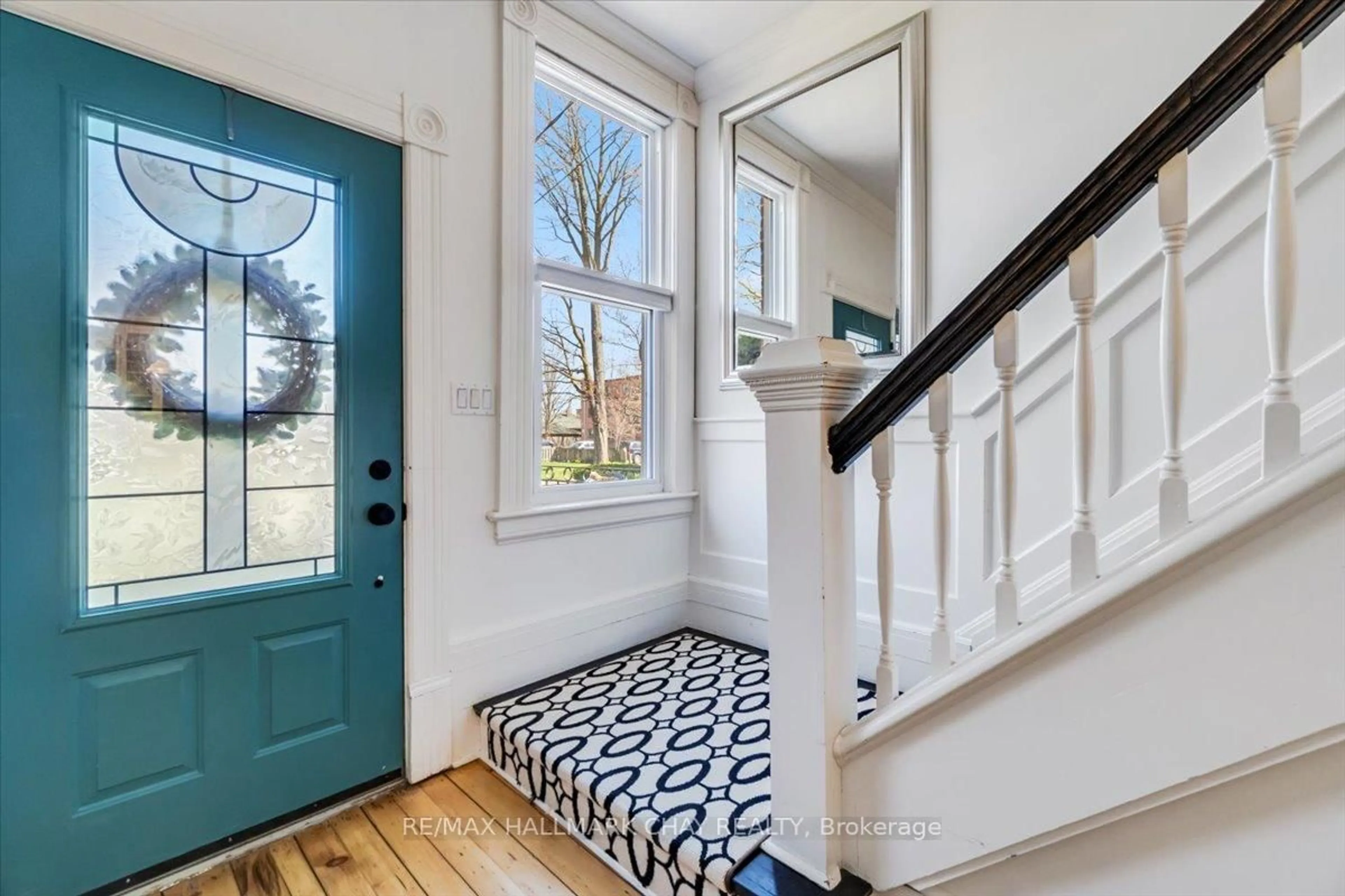 Indoor entryway for 125 Wellington St, New Tecumseth Ontario L9R 1G7