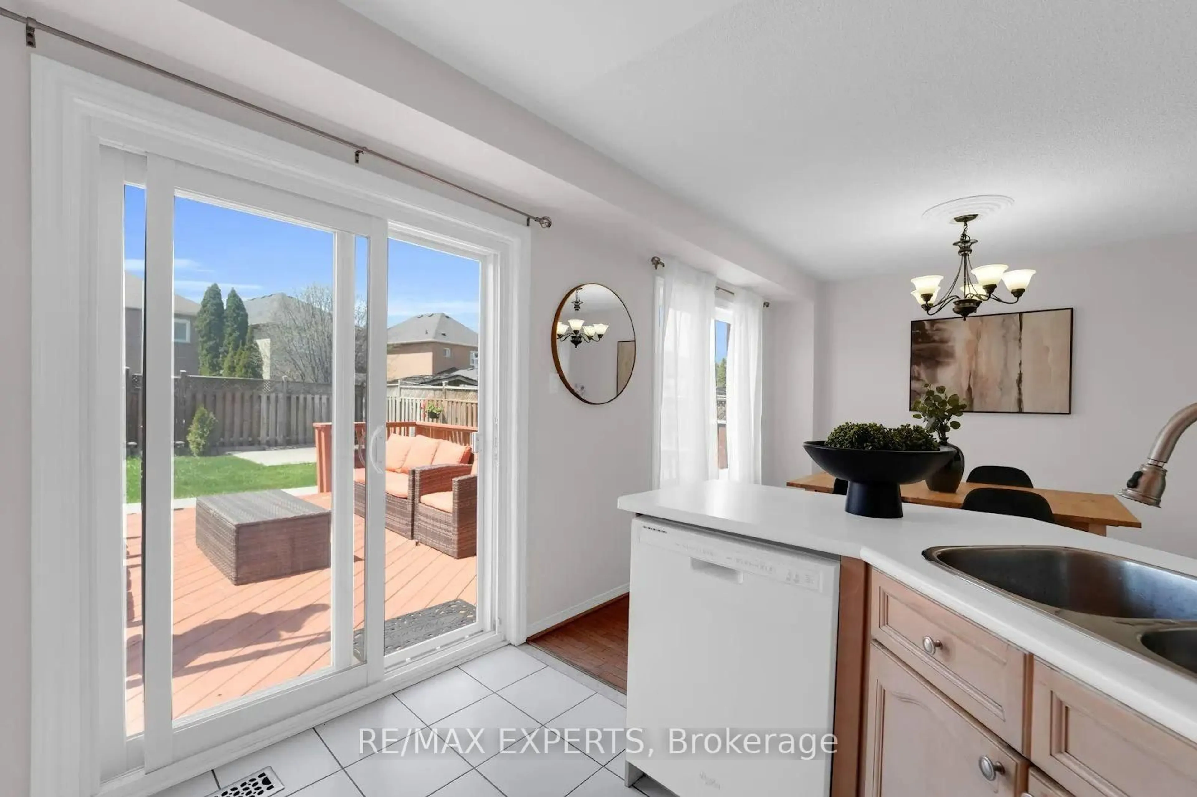 Open concept kitchen, ceramic/tile floor for 26 Whitefaulds Rd, Vaughan Ontario L6A 2K1