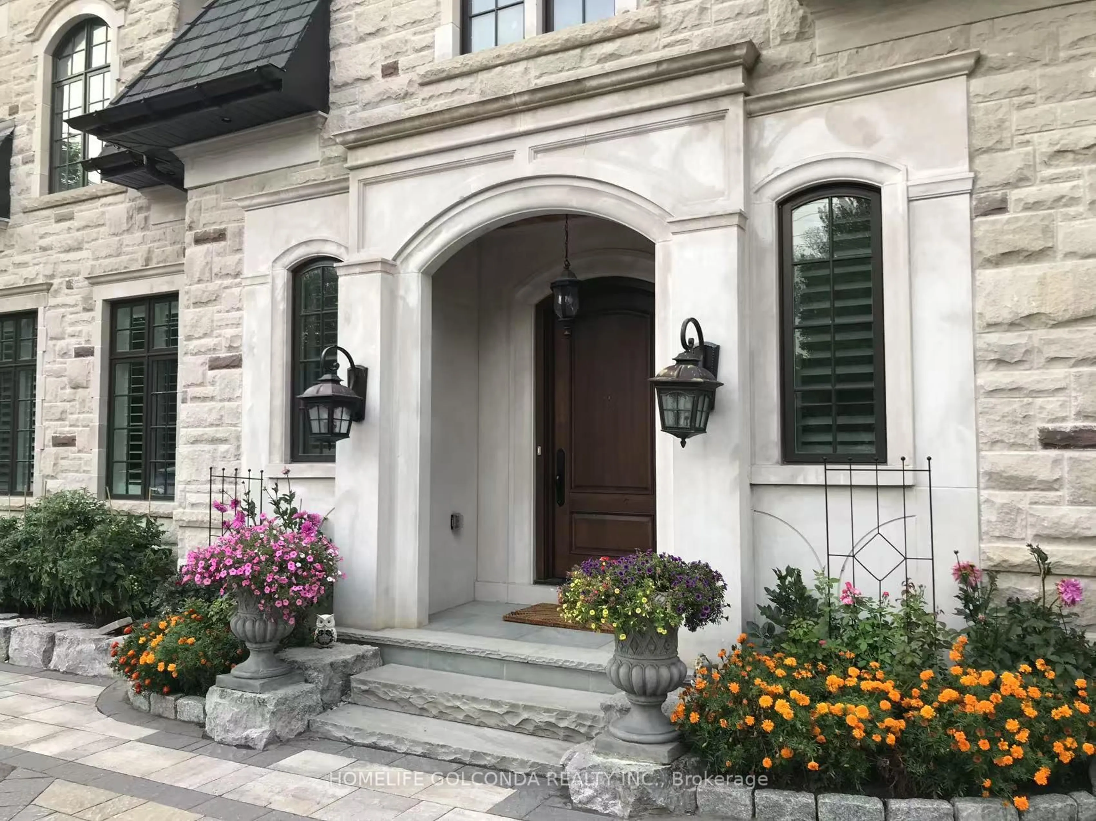 Indoor entryway for 138 Centre St, Vaughan Ontario L4J 1G4