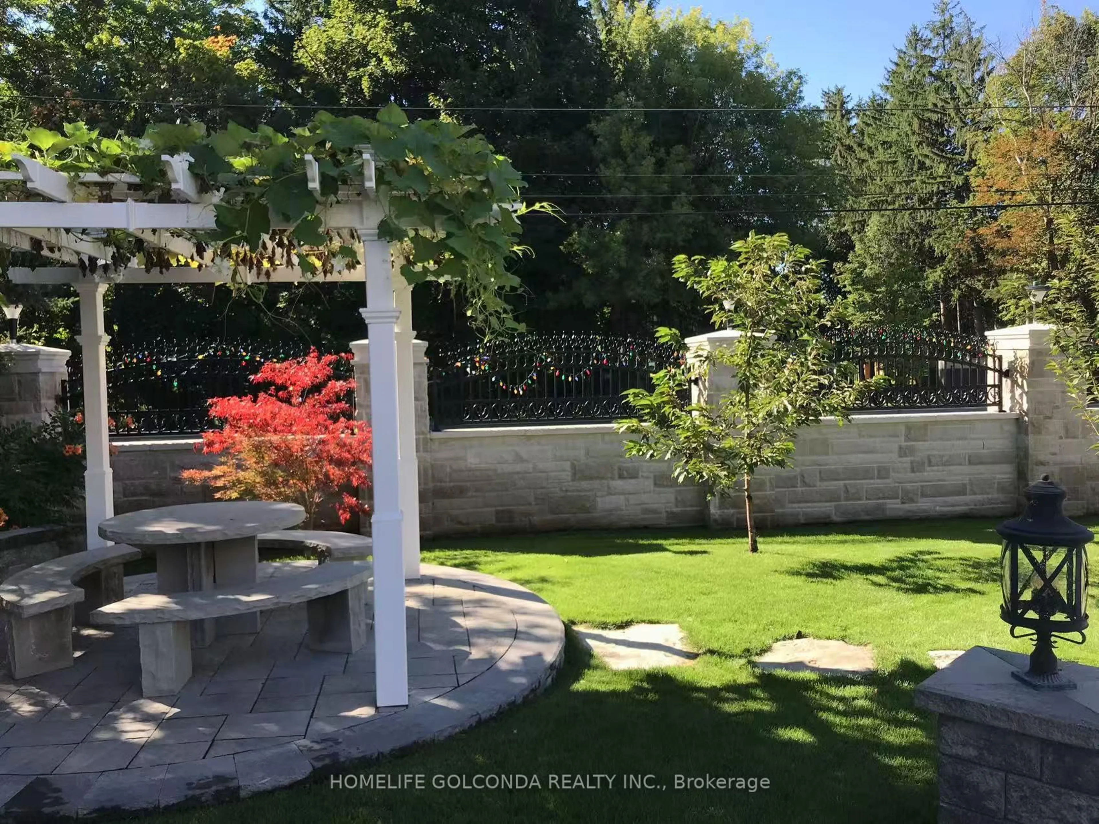 A pic from outside/outdoor area/front of a property/back of a property/a pic from drone, unknown for 138 Centre St, Vaughan Ontario L4J 1G4