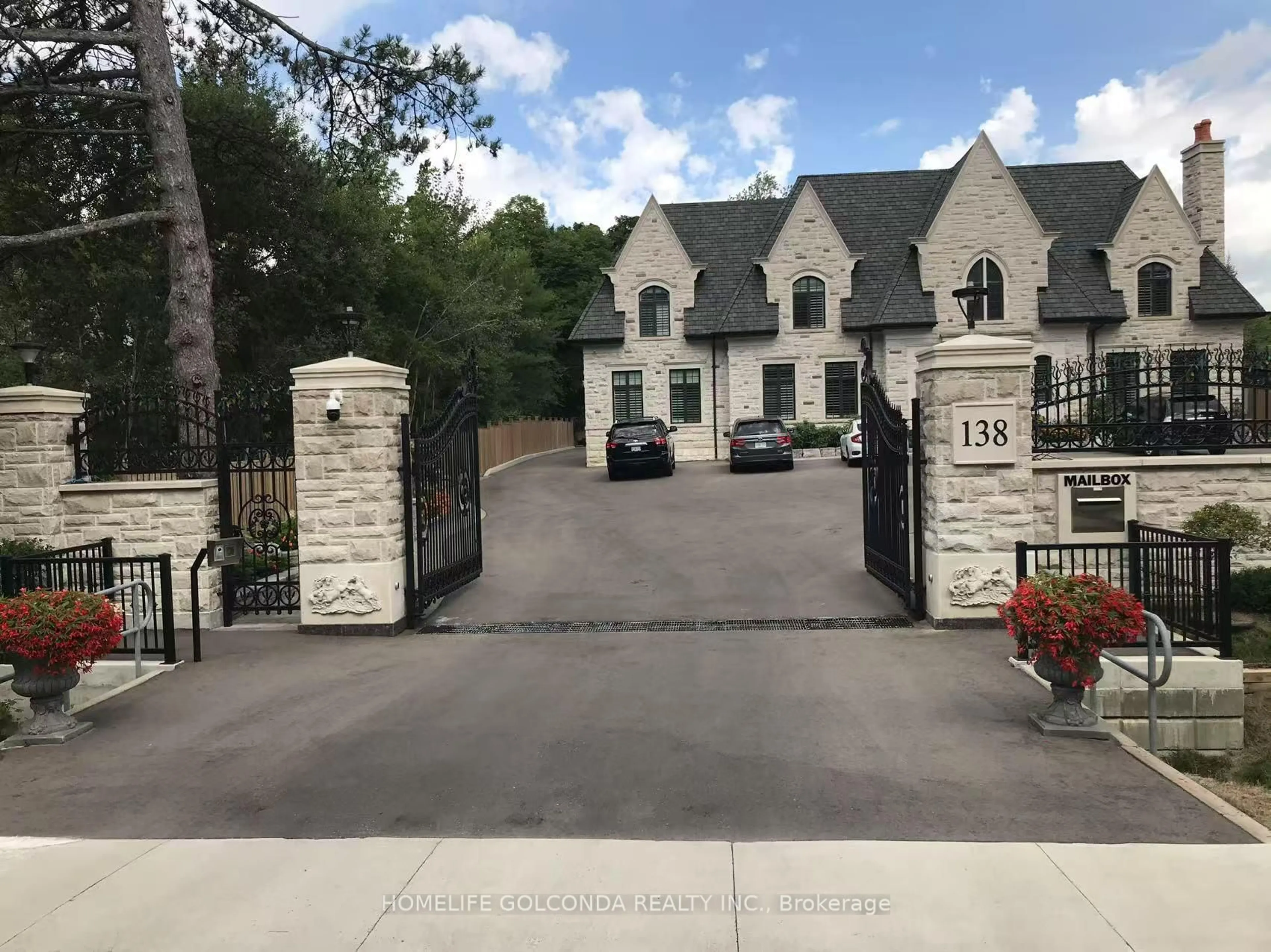 A pic from outside/outdoor area/front of a property/back of a property/a pic from drone, street for 138 Centre St, Vaughan Ontario L4J 1G4