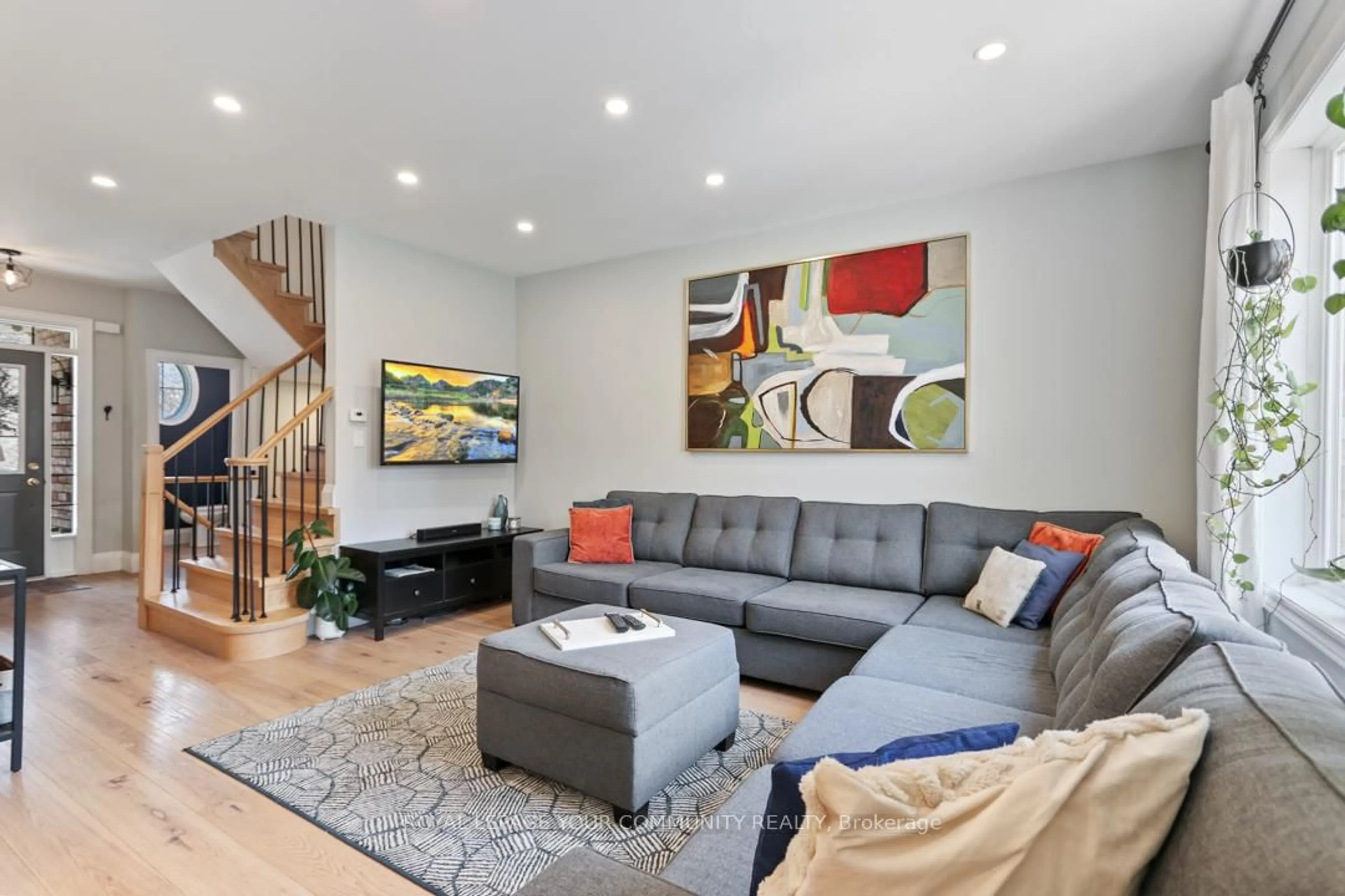 Living room with furniture, unknown for 81 Limeridge St, Aurora Ontario L4G 7X9