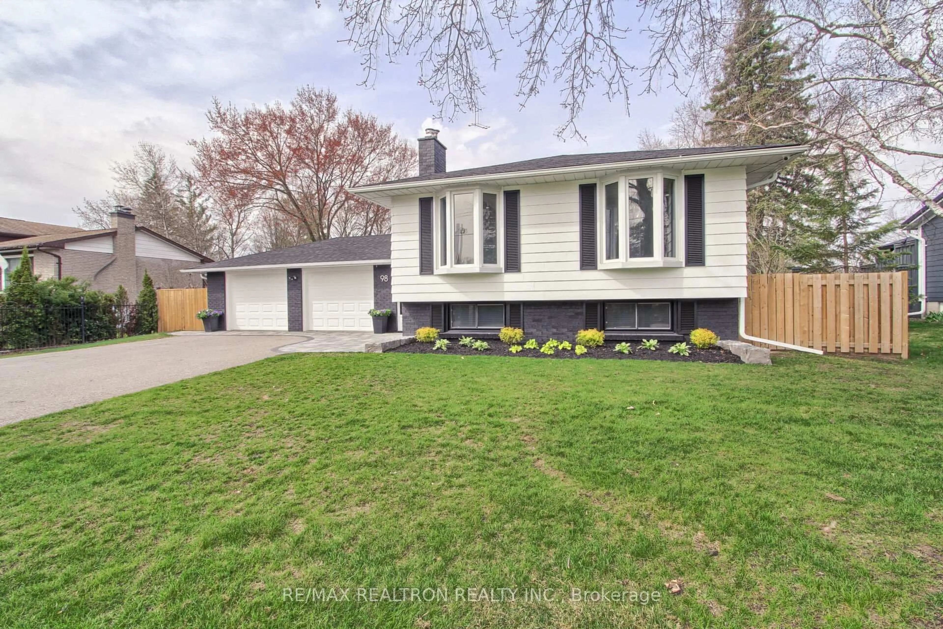 Home with vinyl exterior material, street for 98 Everton Dr, Innisfil Ontario L0L 1R0