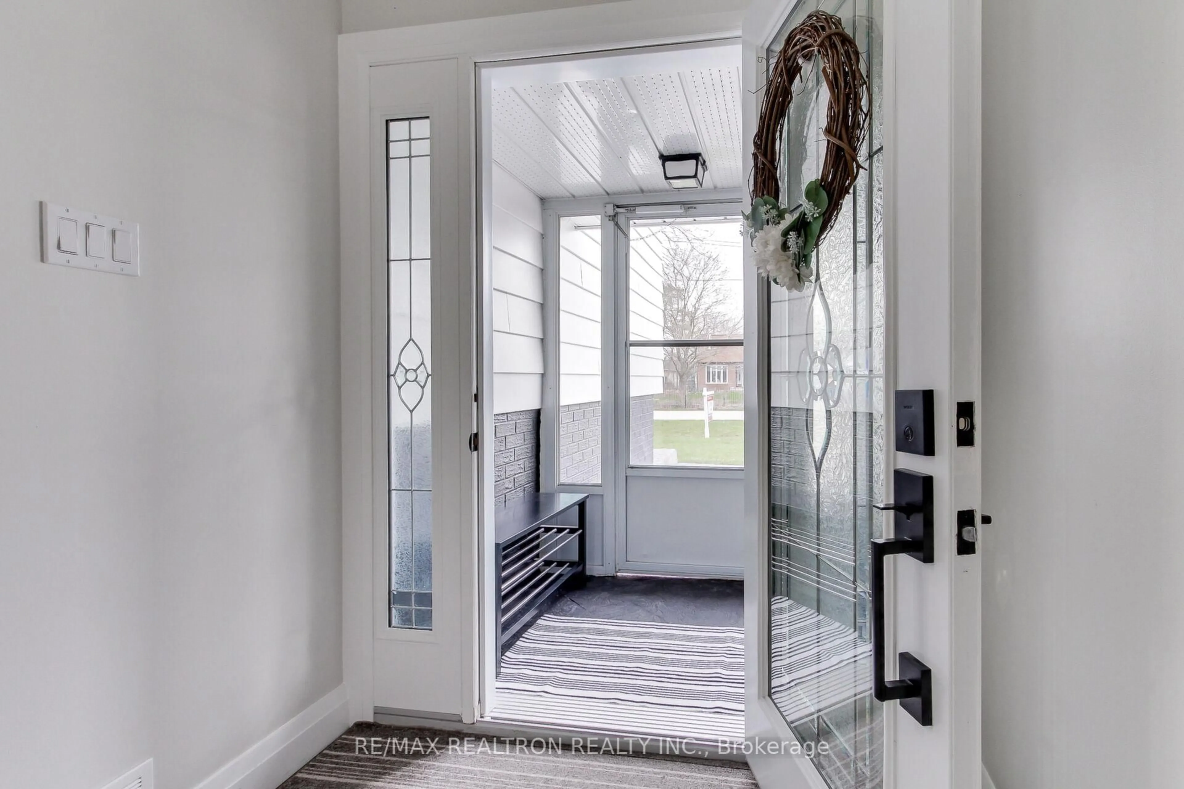 Indoor entryway for 98 Everton Dr, Innisfil Ontario L0L 1R0