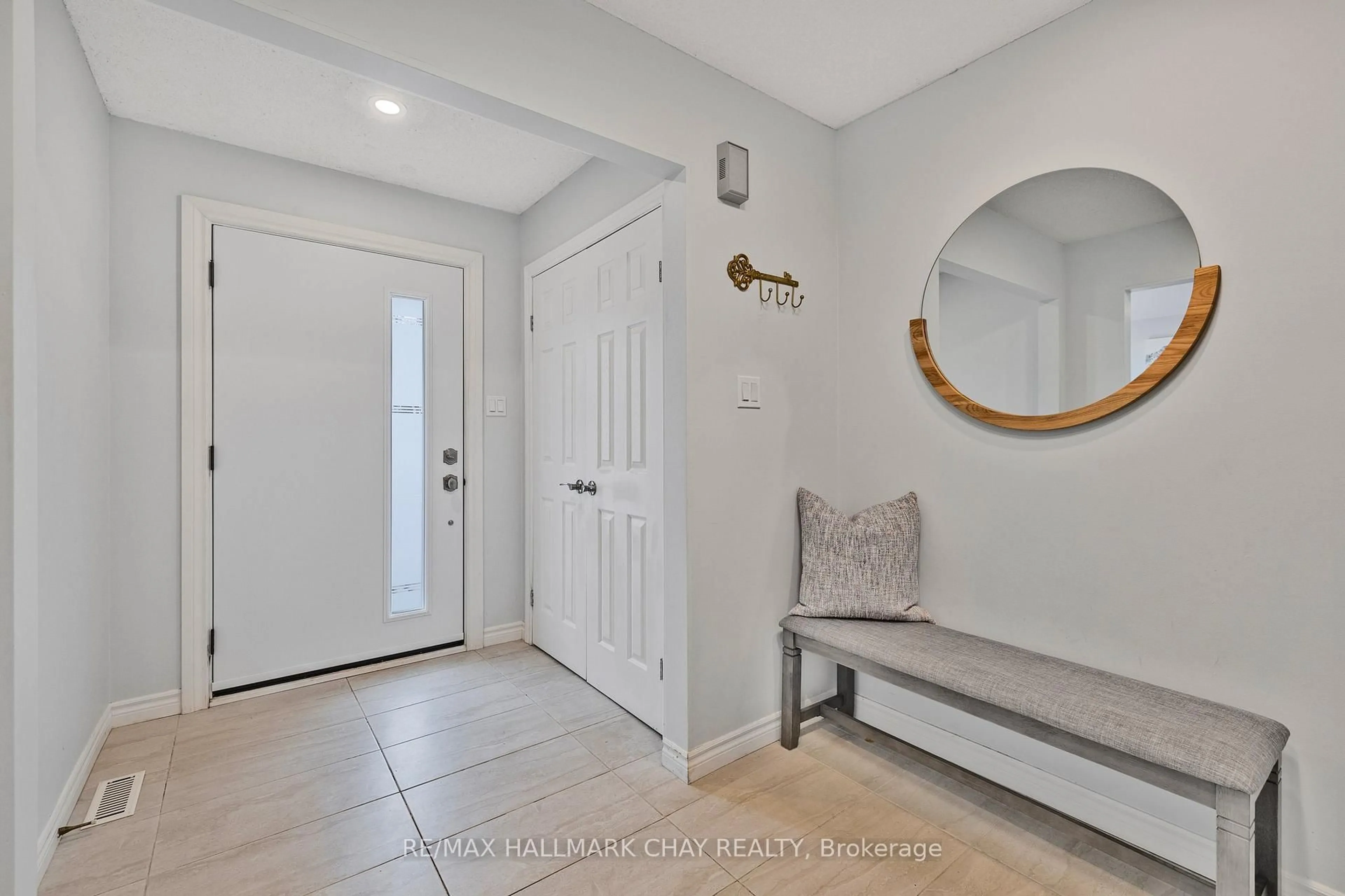 Indoor entryway for 103 Adam Pl, Newmarket Ontario L3Y 8C4