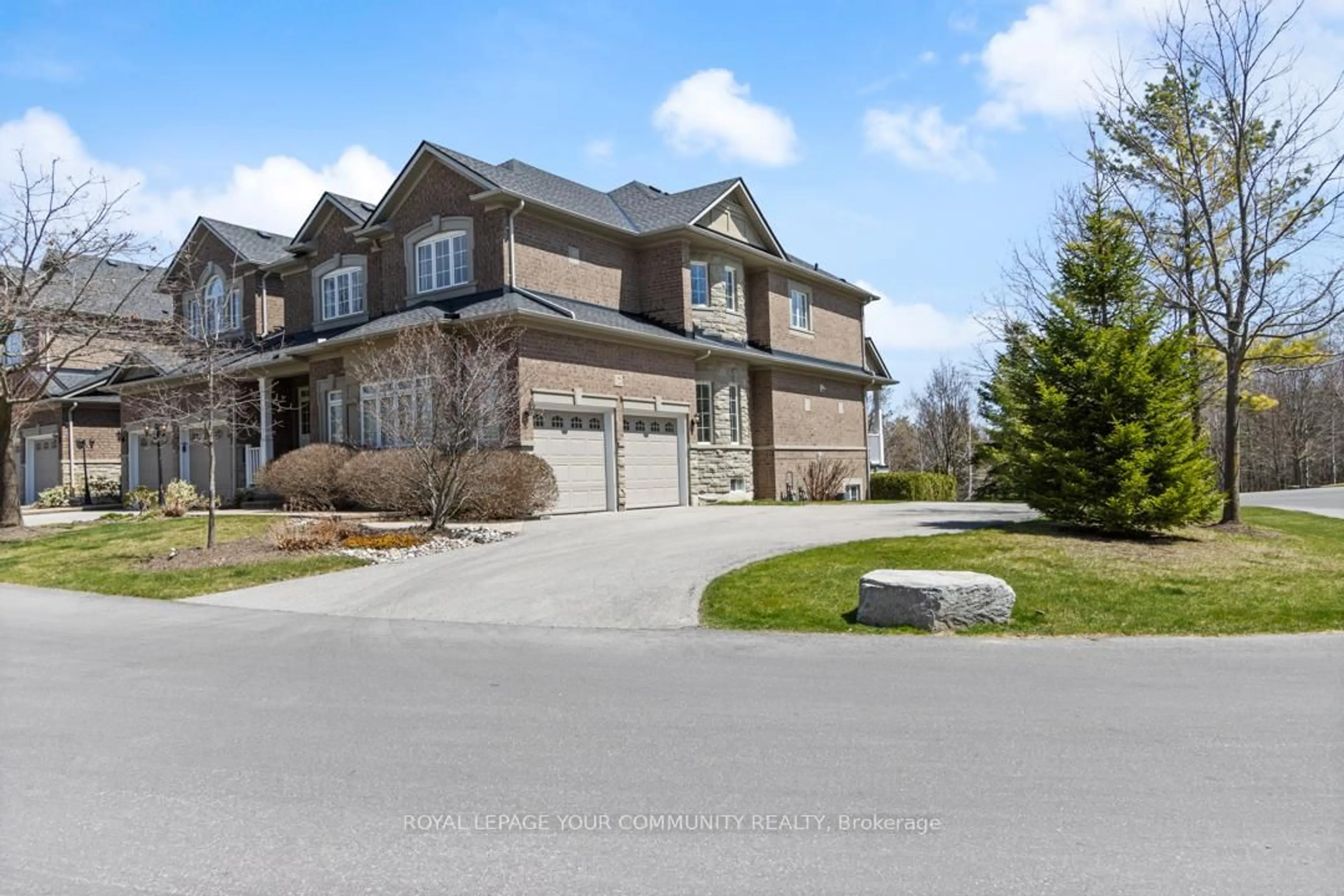 Home with brick exterior material, street for 2 Stonecliffe Cres #52, Aurora Ontario L4G 7Z7