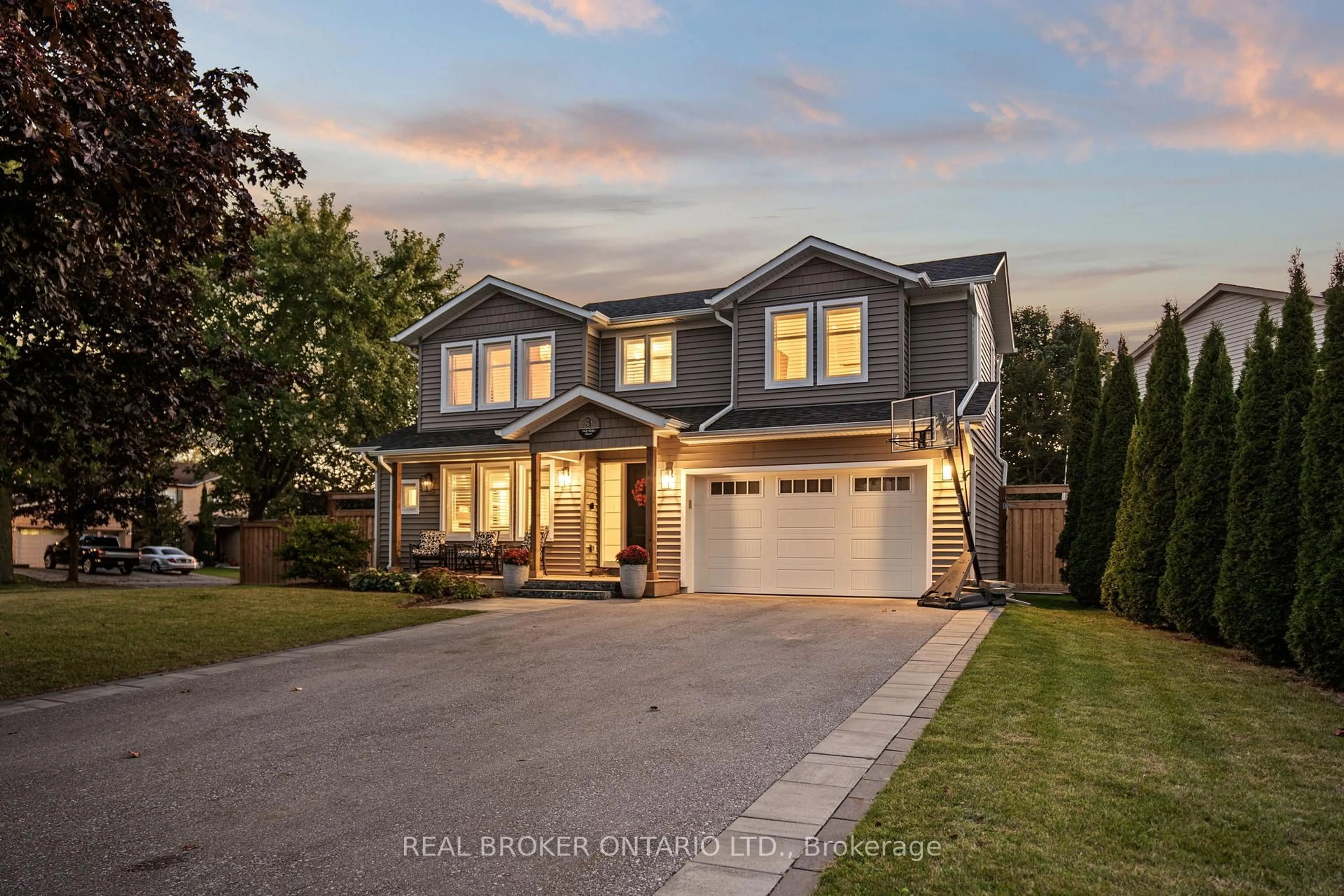 Home with vinyl exterior material, street for 3 Oak Ridge Crt, East Gwillimbury Ontario L9N 1E4
