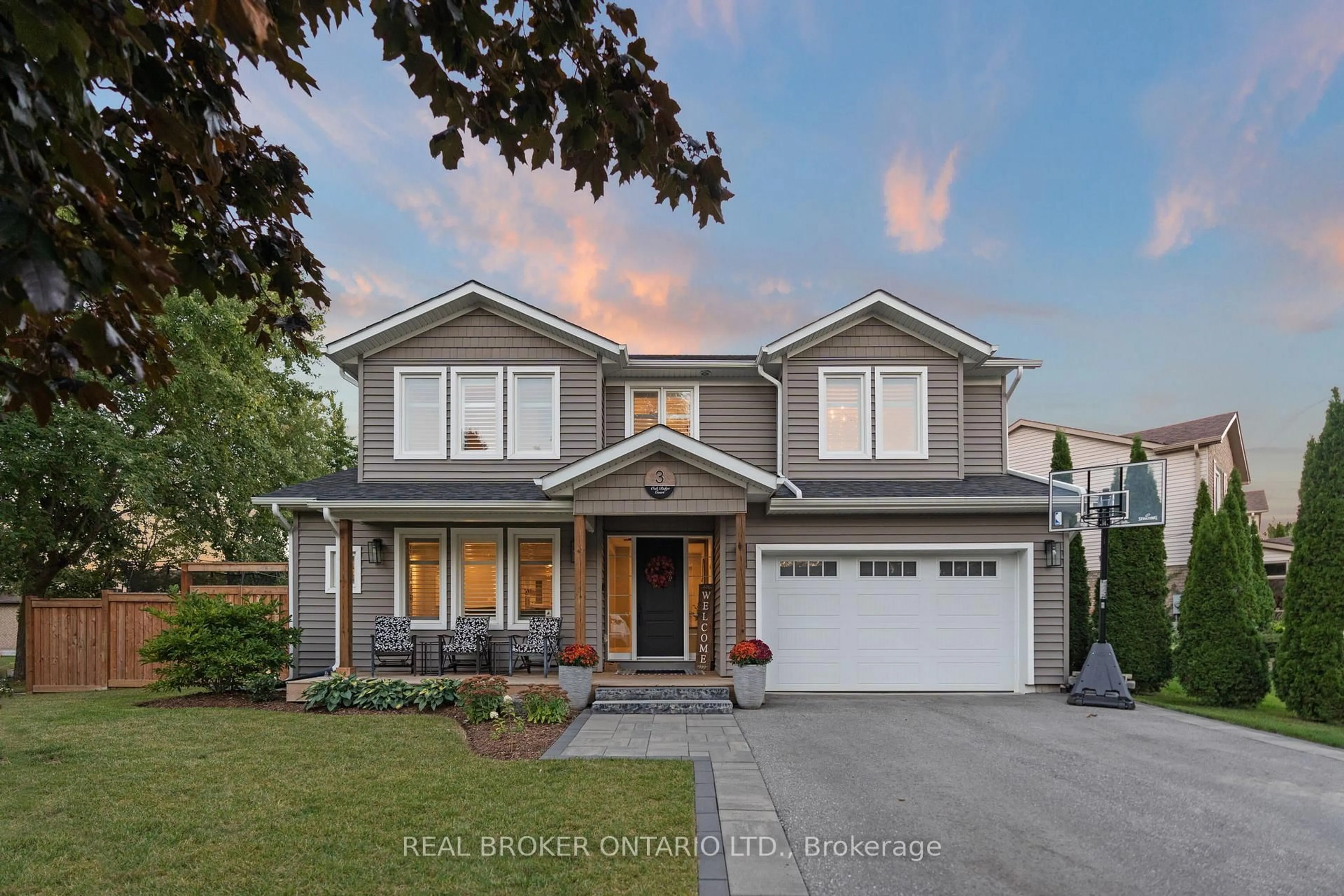Home with vinyl exterior material, street for 3 Oak Ridge Crt, East Gwillimbury Ontario L9N 1E4