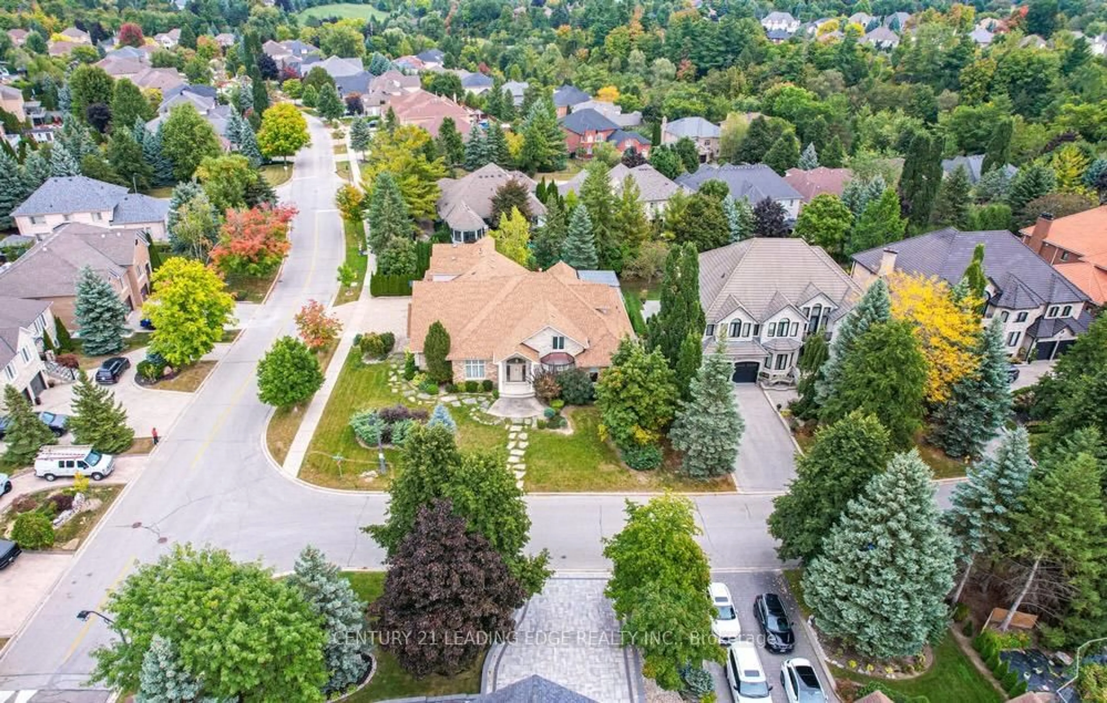 A pic from outside/outdoor area/front of a property/back of a property/a pic from drone, street for 7 Longview Cres, Vaughan Ontario L4H 1A7