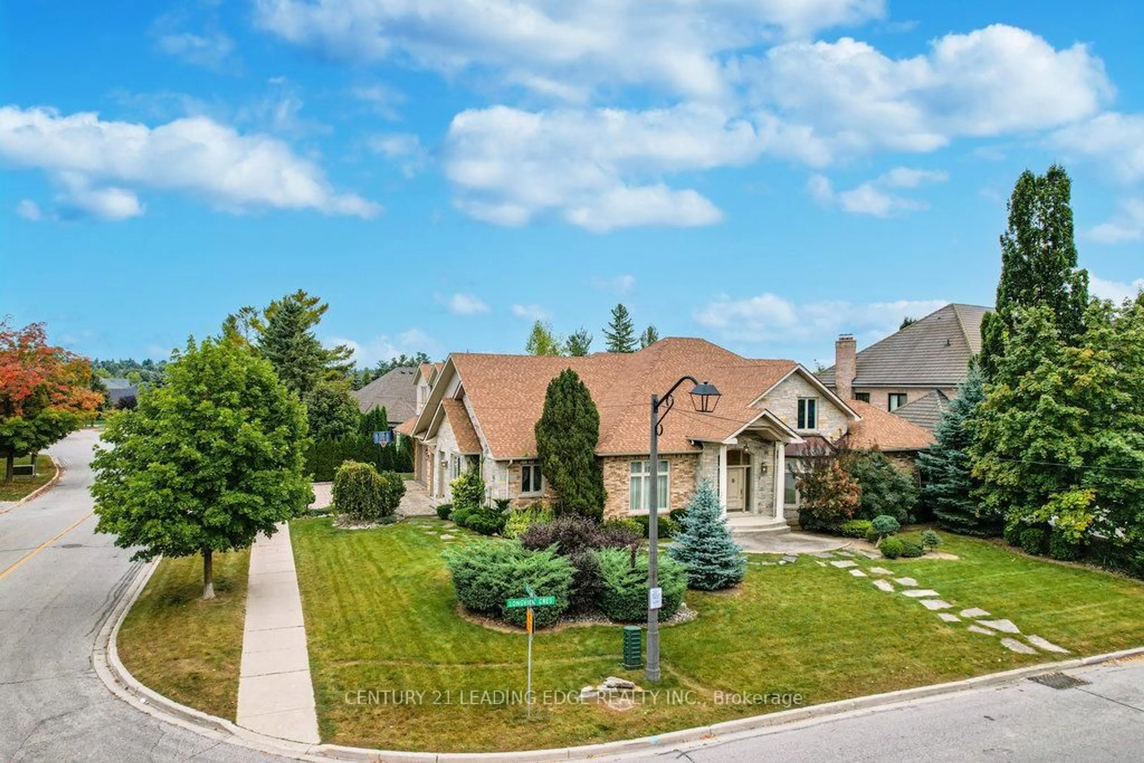 A pic from outside/outdoor area/front of a property/back of a property/a pic from drone, street for 7 Longview Cres, Vaughan Ontario L4H 1A7