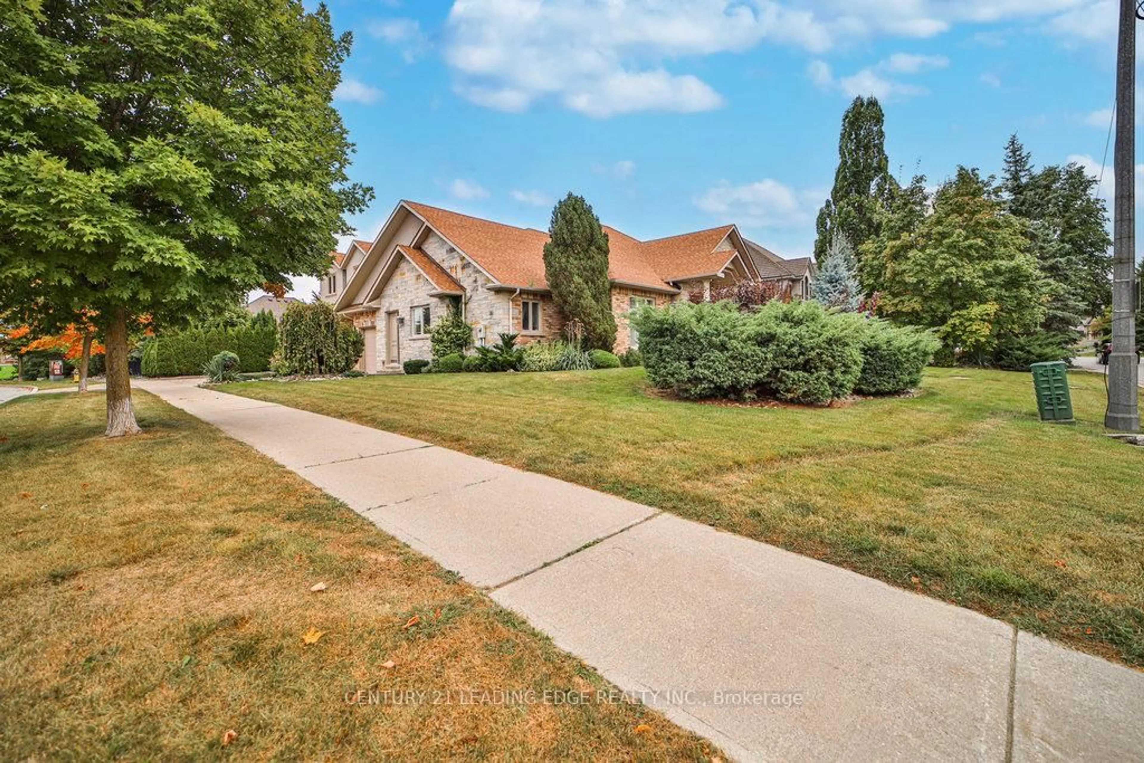 A pic from outside/outdoor area/front of a property/back of a property/a pic from drone, street for 7 Longview Cres, Vaughan Ontario L4H 1A7