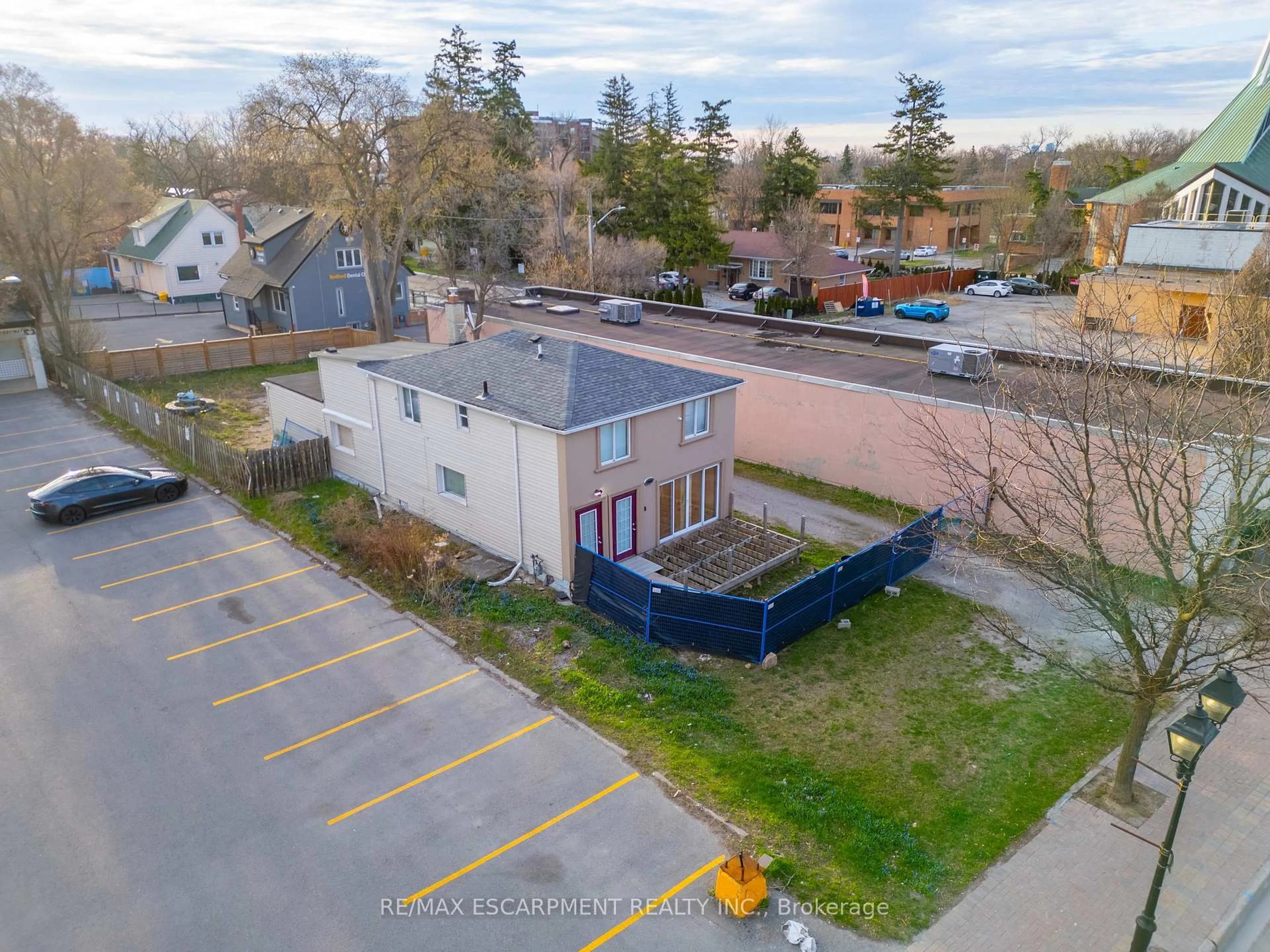 A pic from outside/outdoor area/front of a property/back of a property/a pic from drone, street for 10329 Yonge St, Richmond Hill Ontario L4C 3C1
