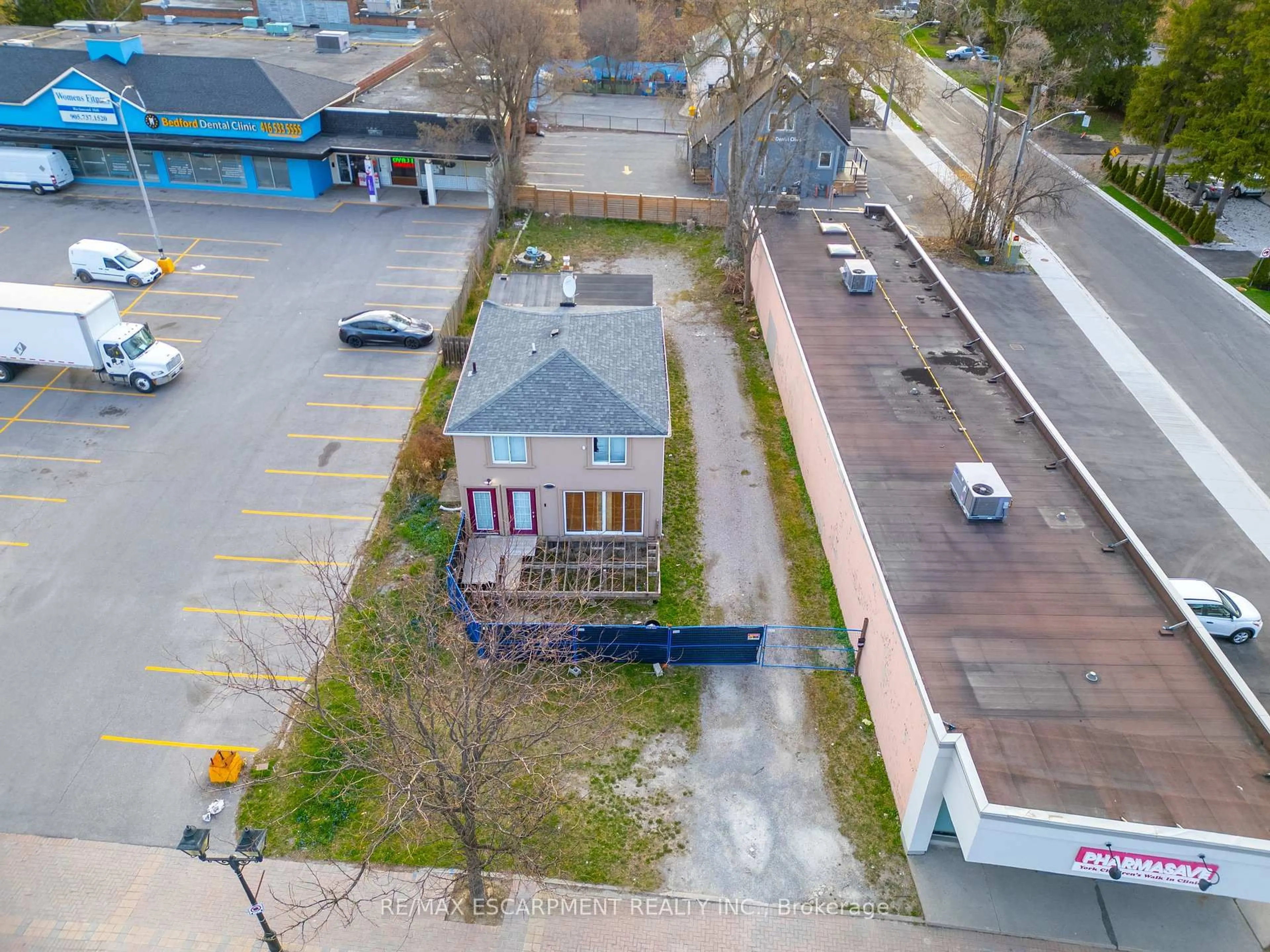 A pic from outside/outdoor area/front of a property/back of a property/a pic from drone, street for 10329 Yonge St, Richmond Hill Ontario L4C 3C1