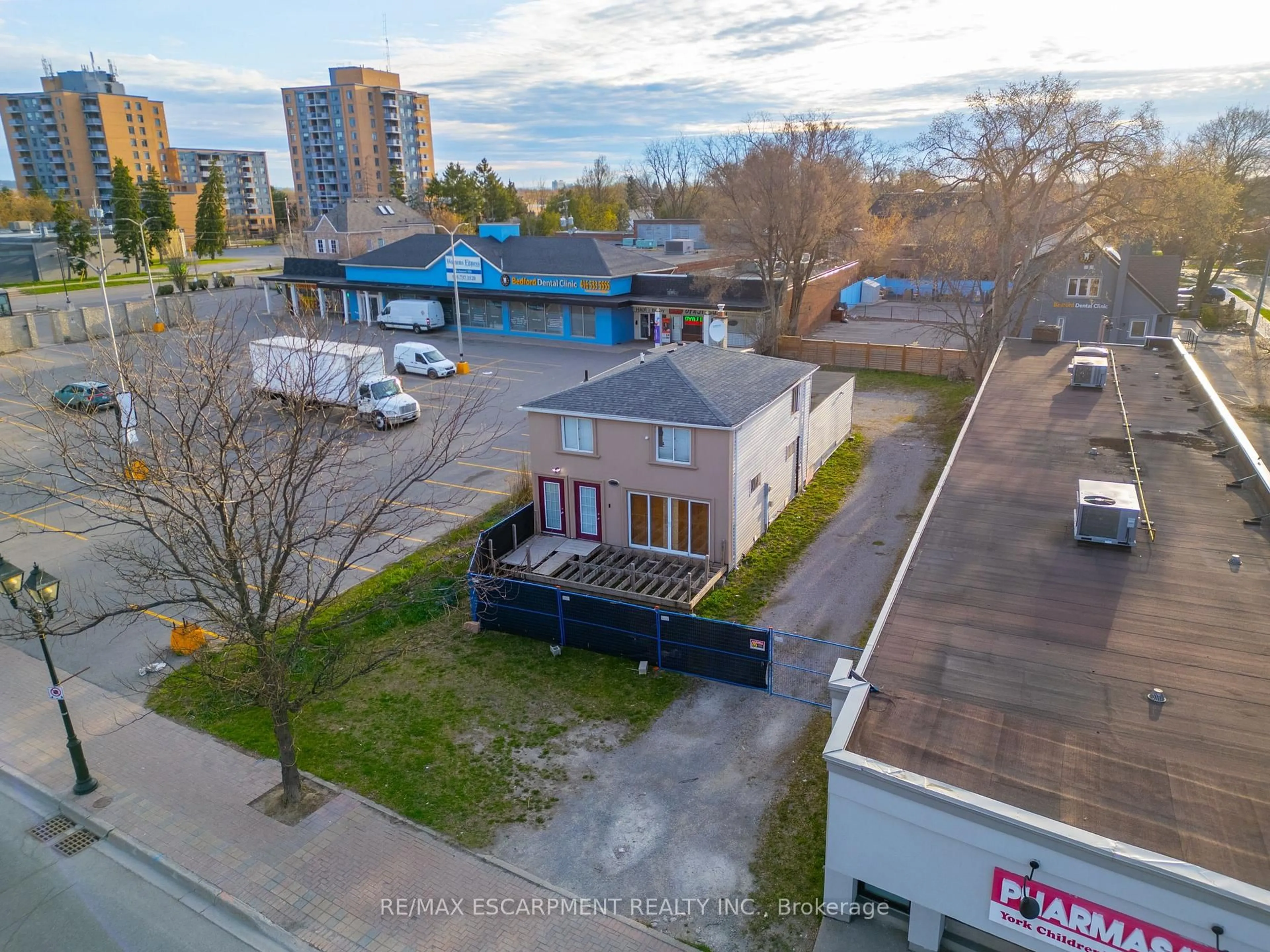 A pic from outside/outdoor area/front of a property/back of a property/a pic from drone, unknown for 10329 Yonge St, Richmond Hill Ontario L4C 3C1