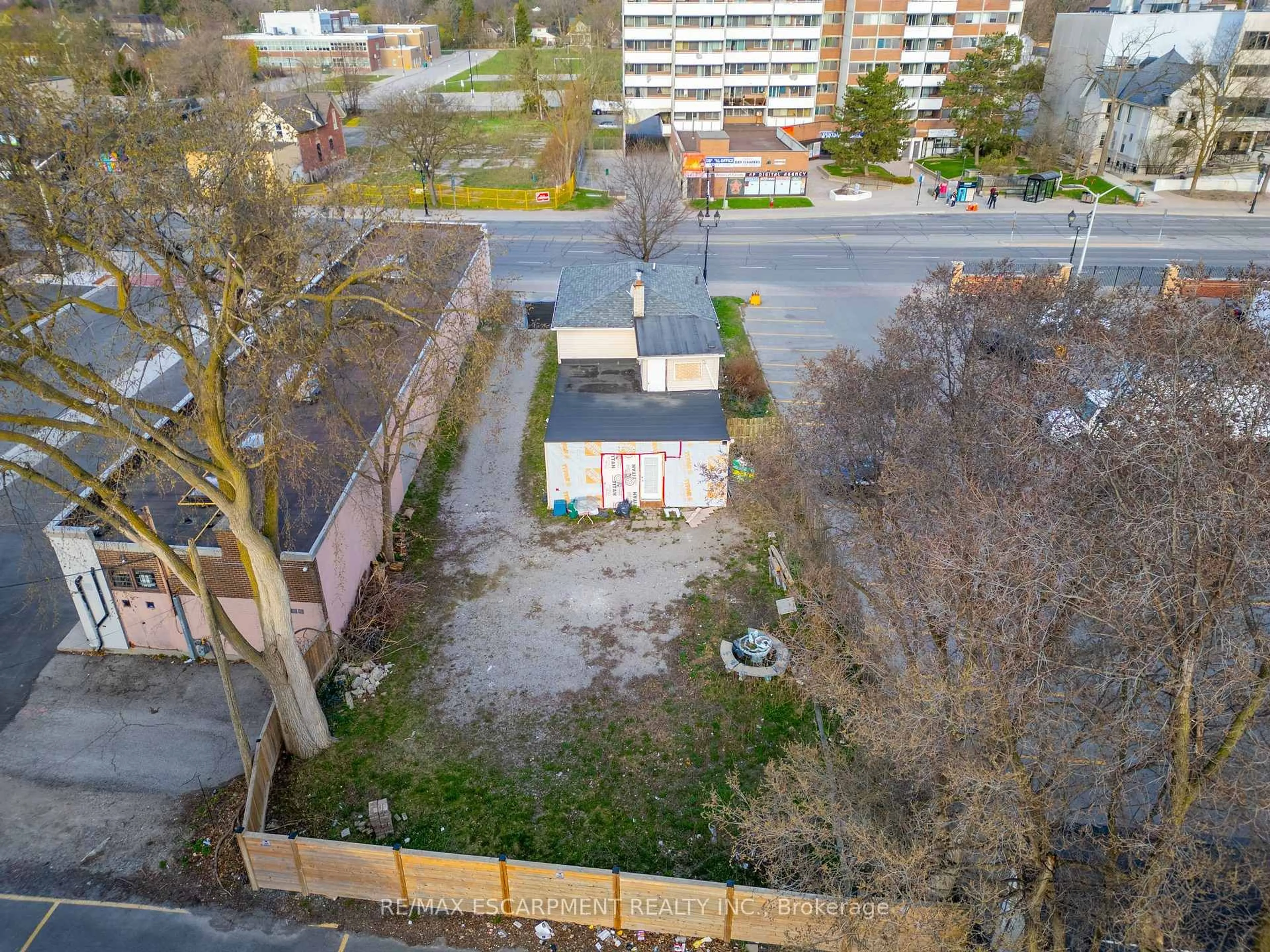 A pic from outside/outdoor area/front of a property/back of a property/a pic from drone, unknown for 10329 Yonge St, Richmond Hill Ontario L4C 3C1