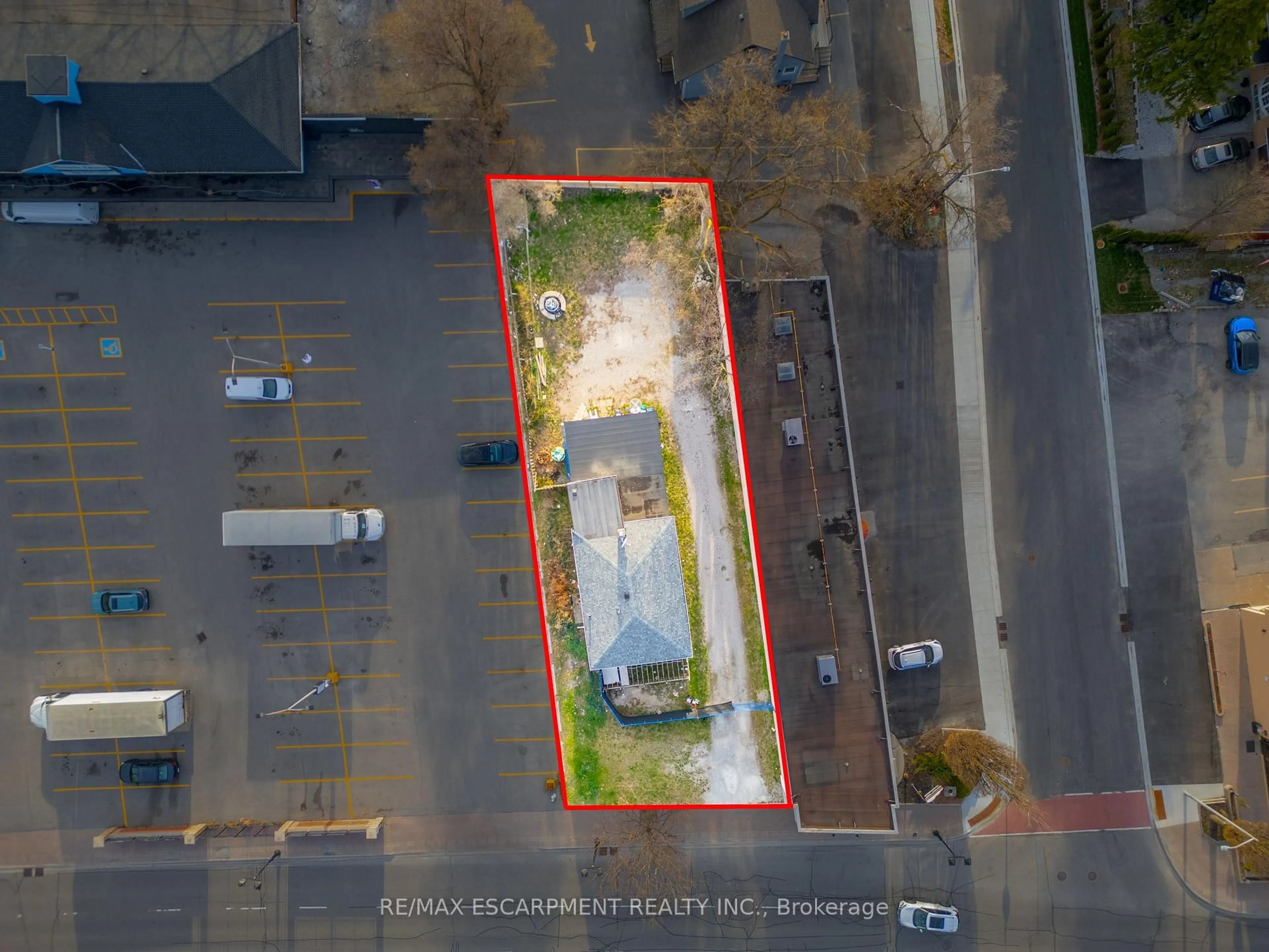 A pic from outside/outdoor area/front of a property/back of a property/a pic from drone, street for 10329 Yonge St, Richmond Hill Ontario L4C 3C1