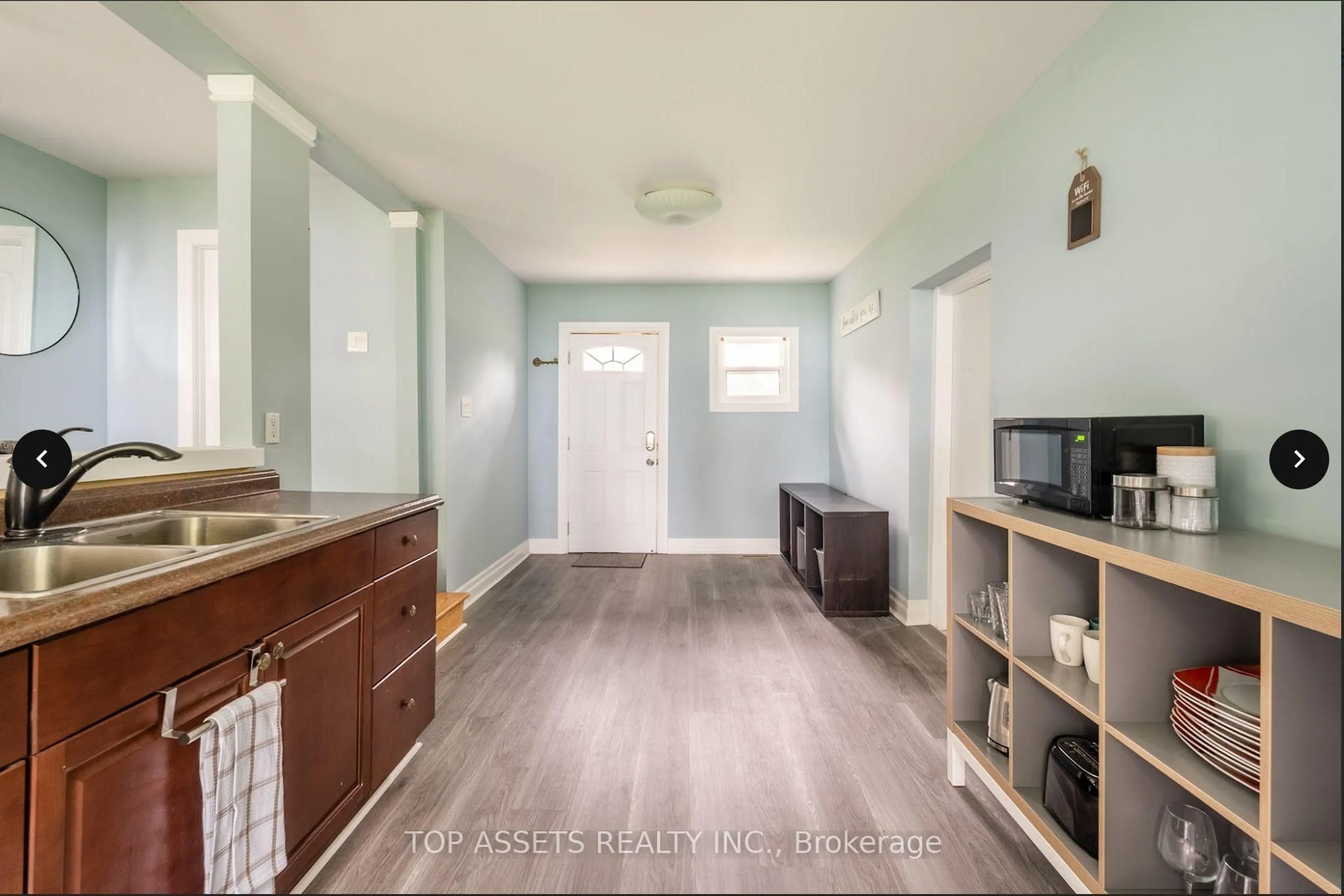 Indoor entryway for 66 Irving Dr, Georgina Ontario L0E 1N0