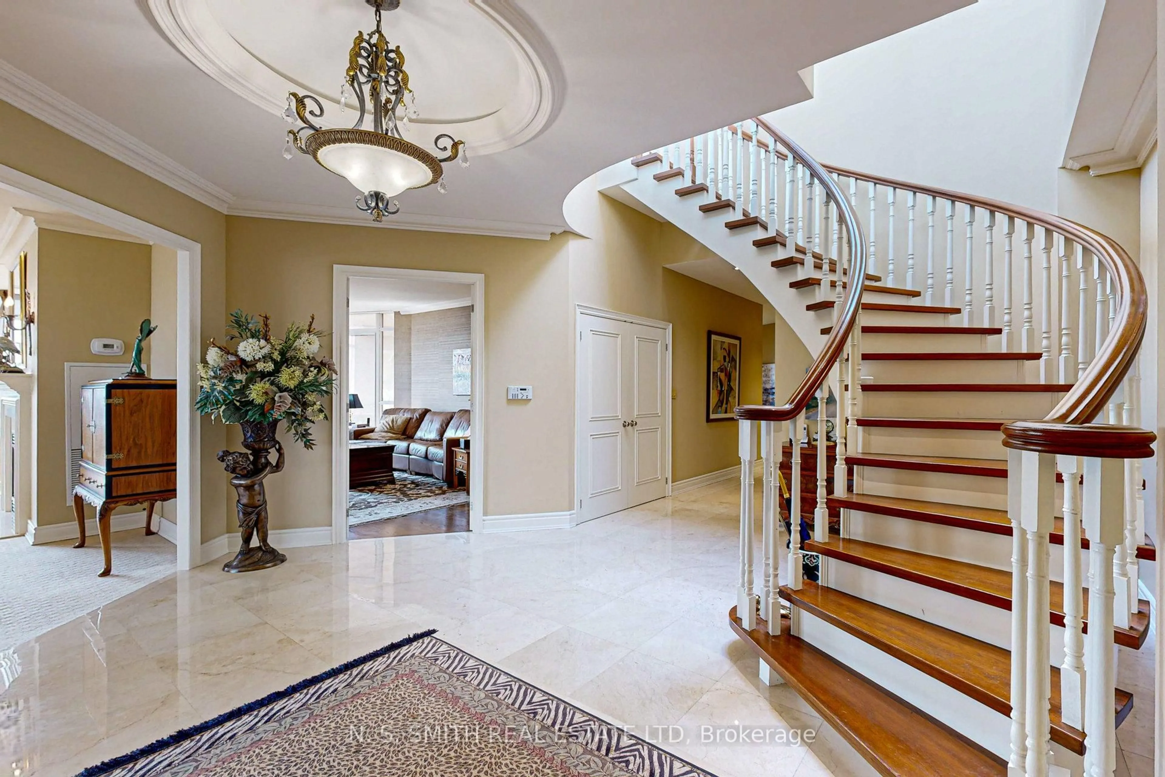 Indoor foyer for 610 Bullock Dr #PH11, Markham Ontario L3R 0G1