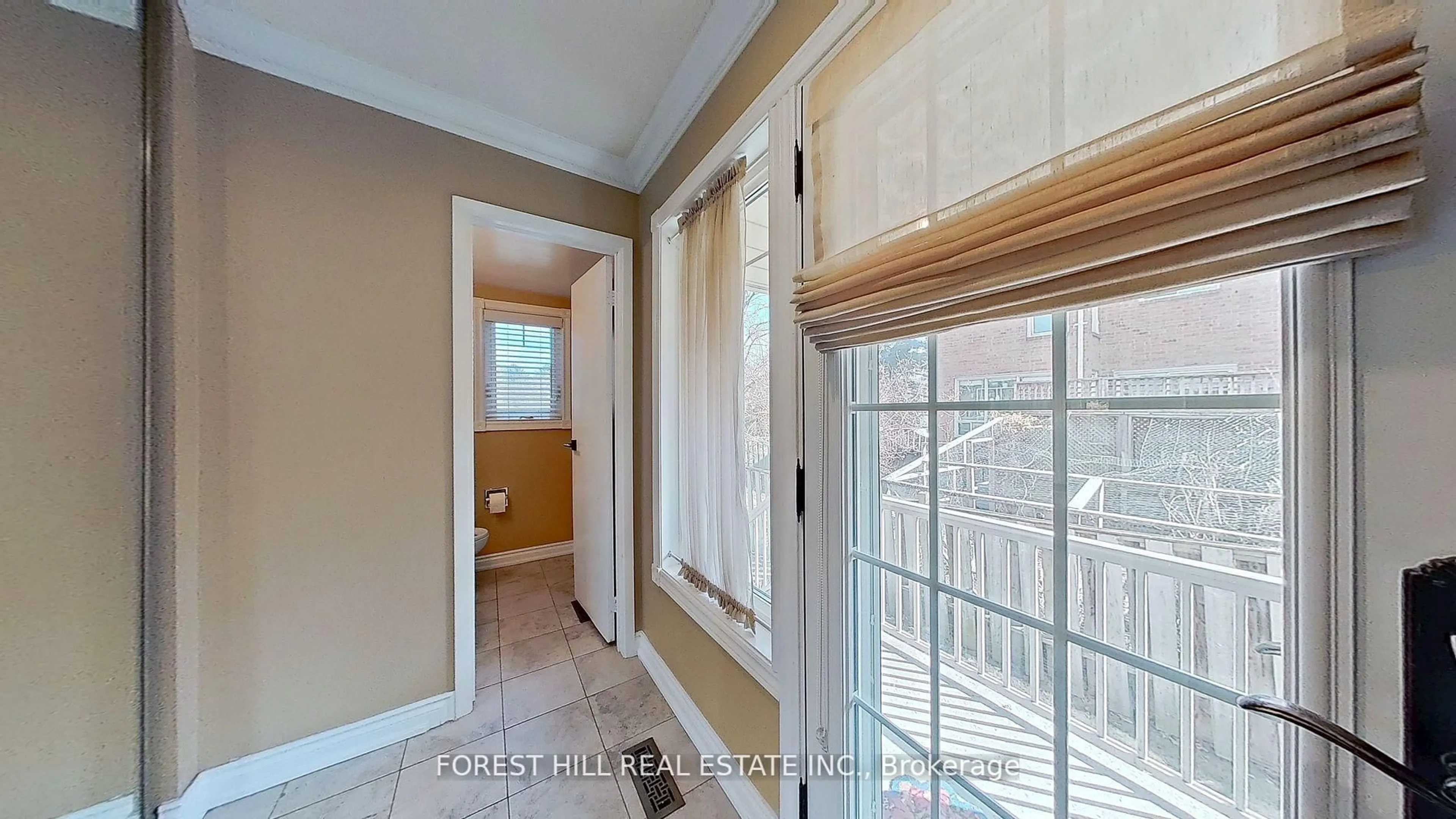 Indoor entryway for 16 Lansbury Crt, Vaughan Ontario L4J 3J9