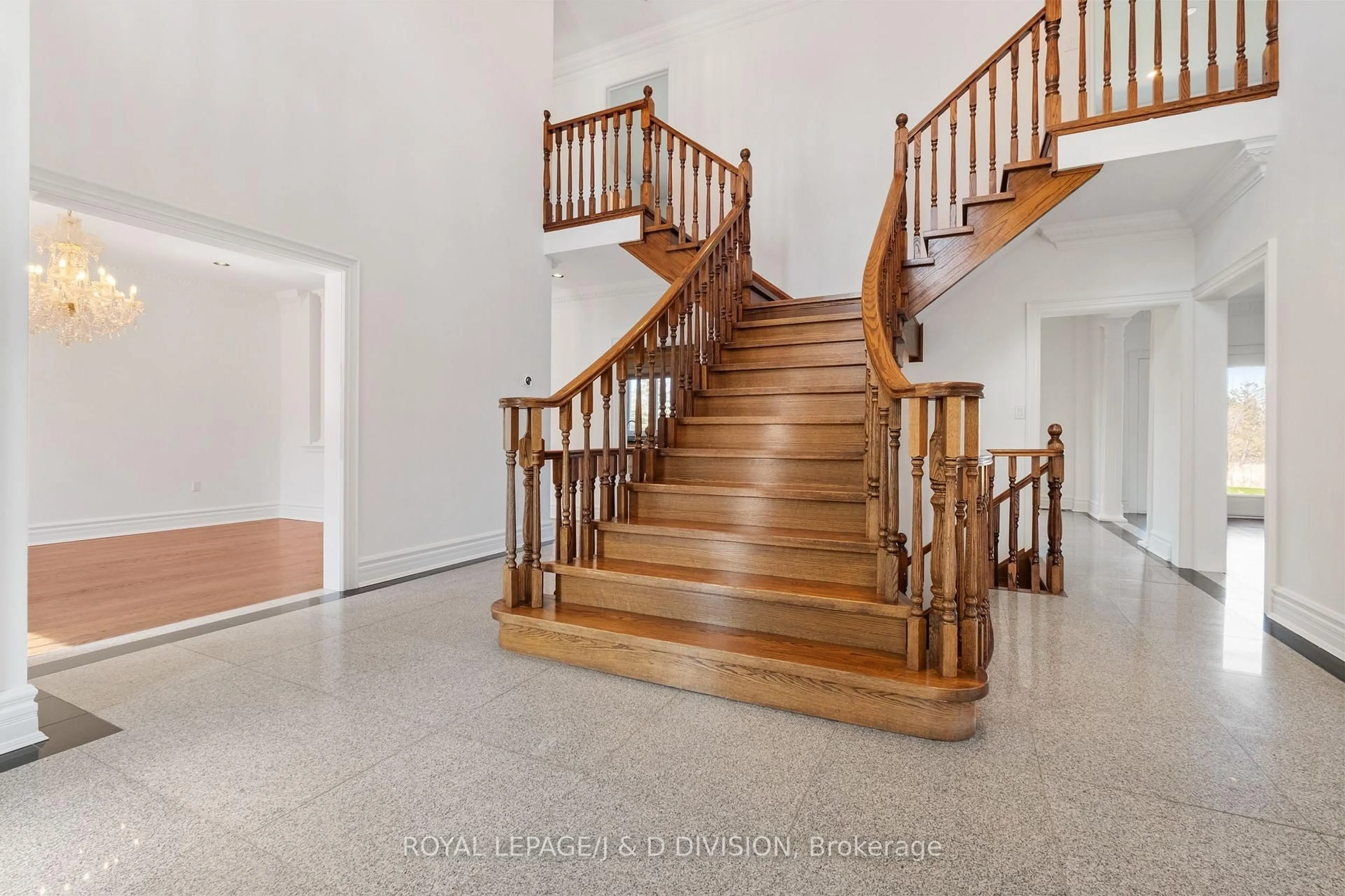 Indoor foyer for 19 Logan Crt, Whitchurch-Stouffville Ontario L4A 7X5