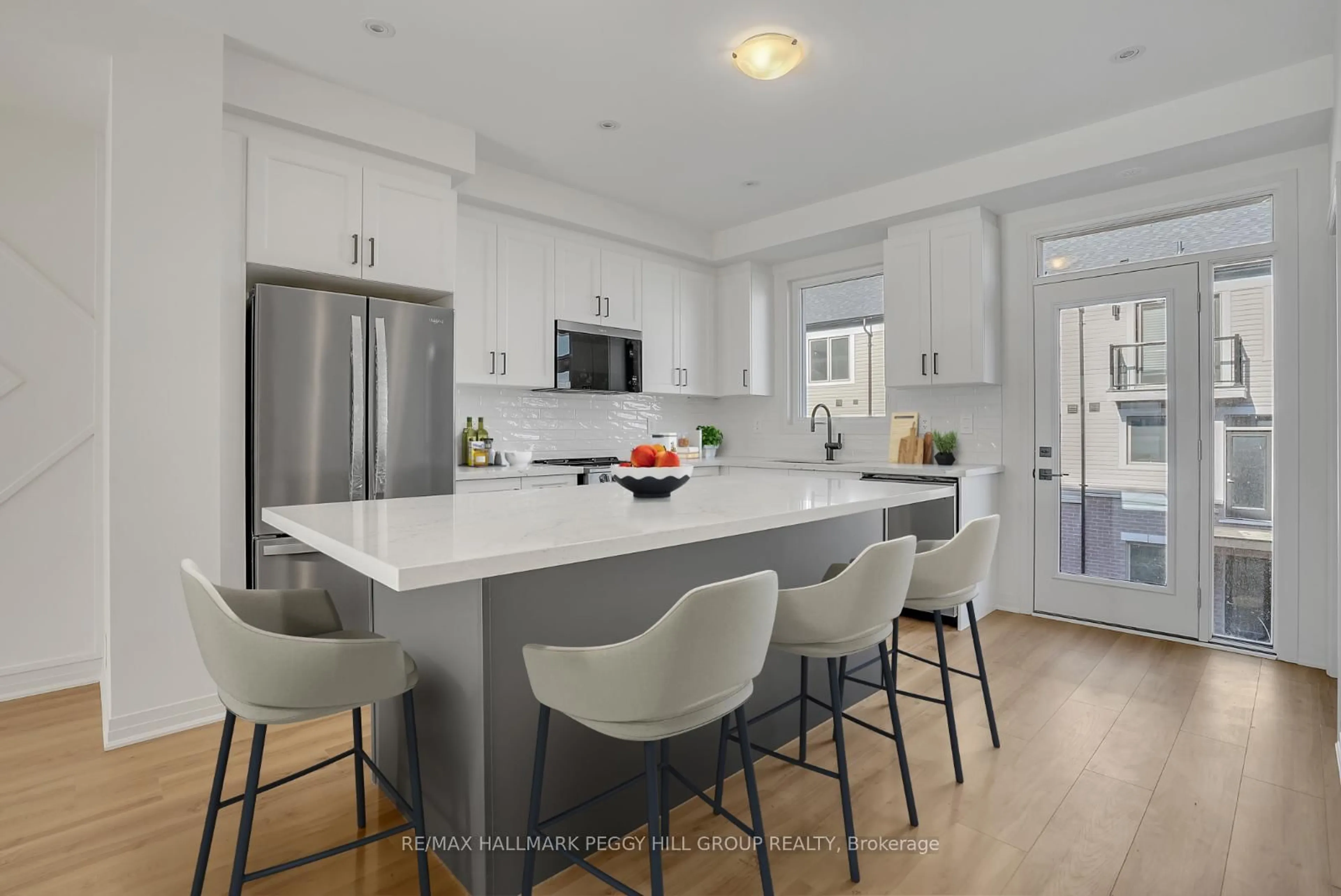 Open concept kitchen, ceramic/tile floor for 32 Brandon Cres, New Tecumseth Ontario L0G 1W0