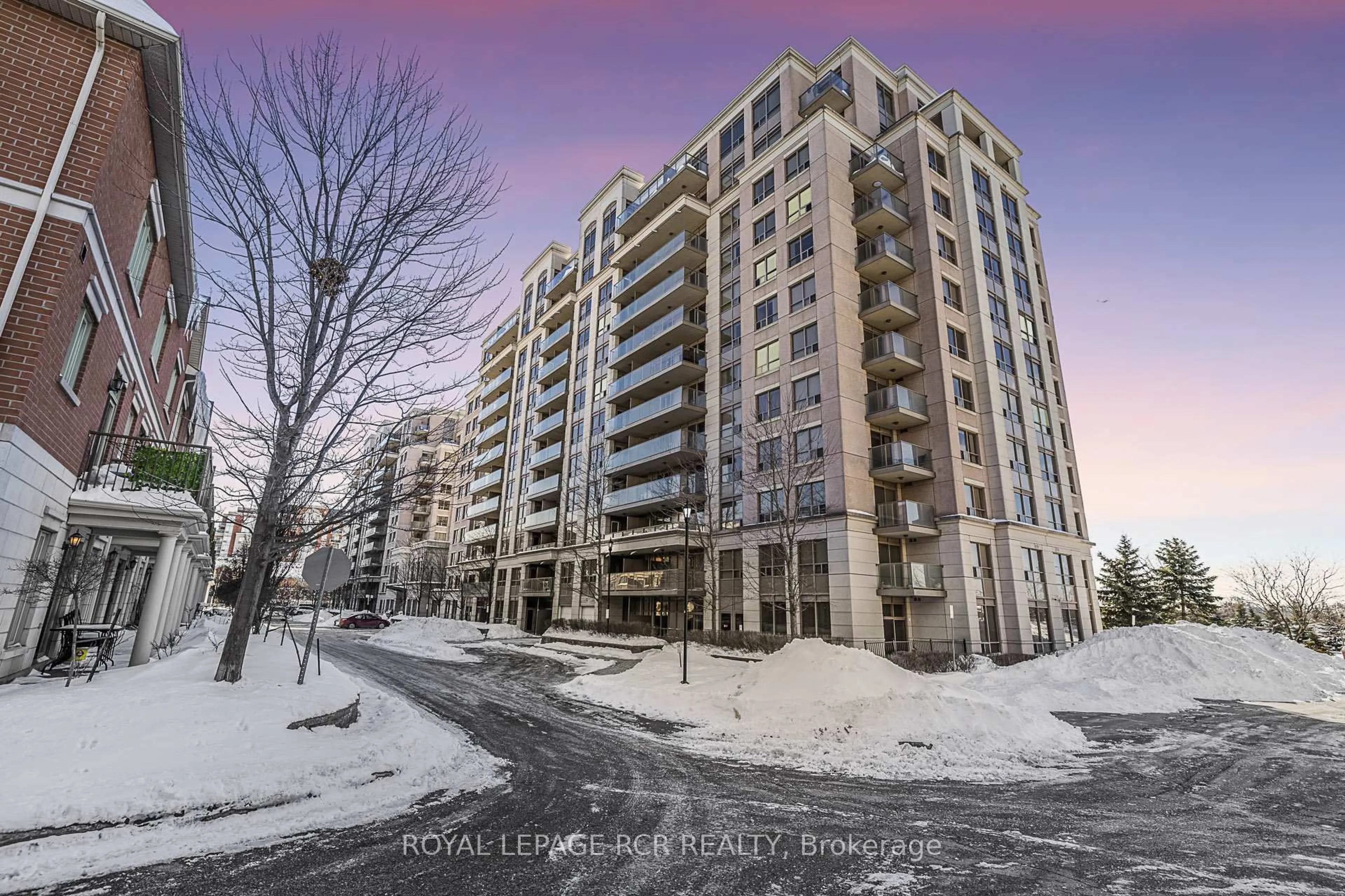 A pic from outside/outdoor area/front of a property/back of a property/a pic from drone, building for 37 Galleria Pkwy #515, Markham Ontario L3T 0A5