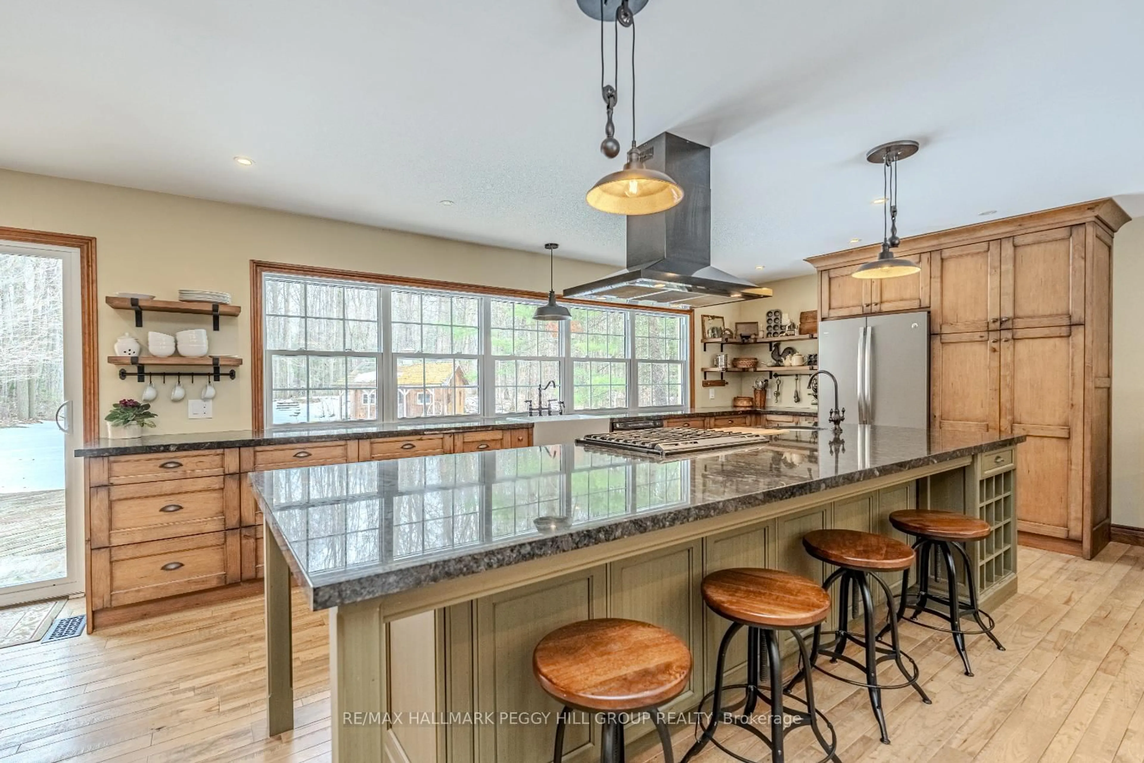Open concept kitchen, ceramic/tile floor for 6 Woodland Heights Dr, Adjala-Tosorontio Ontario L0M 1J0